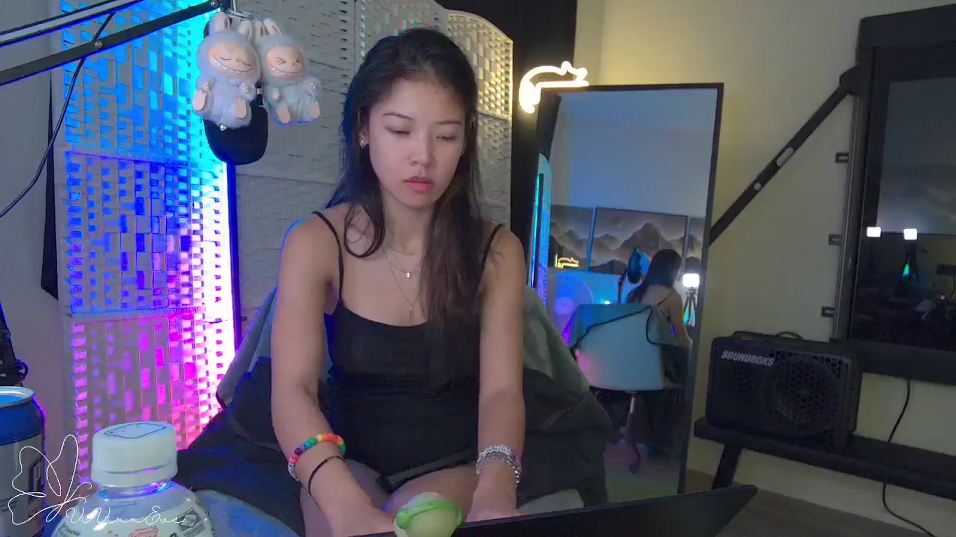 Gallery image thumbnail from Vivixxeve's myfreecams stream on, 09/25/2025, 04:32 image 3 of 20