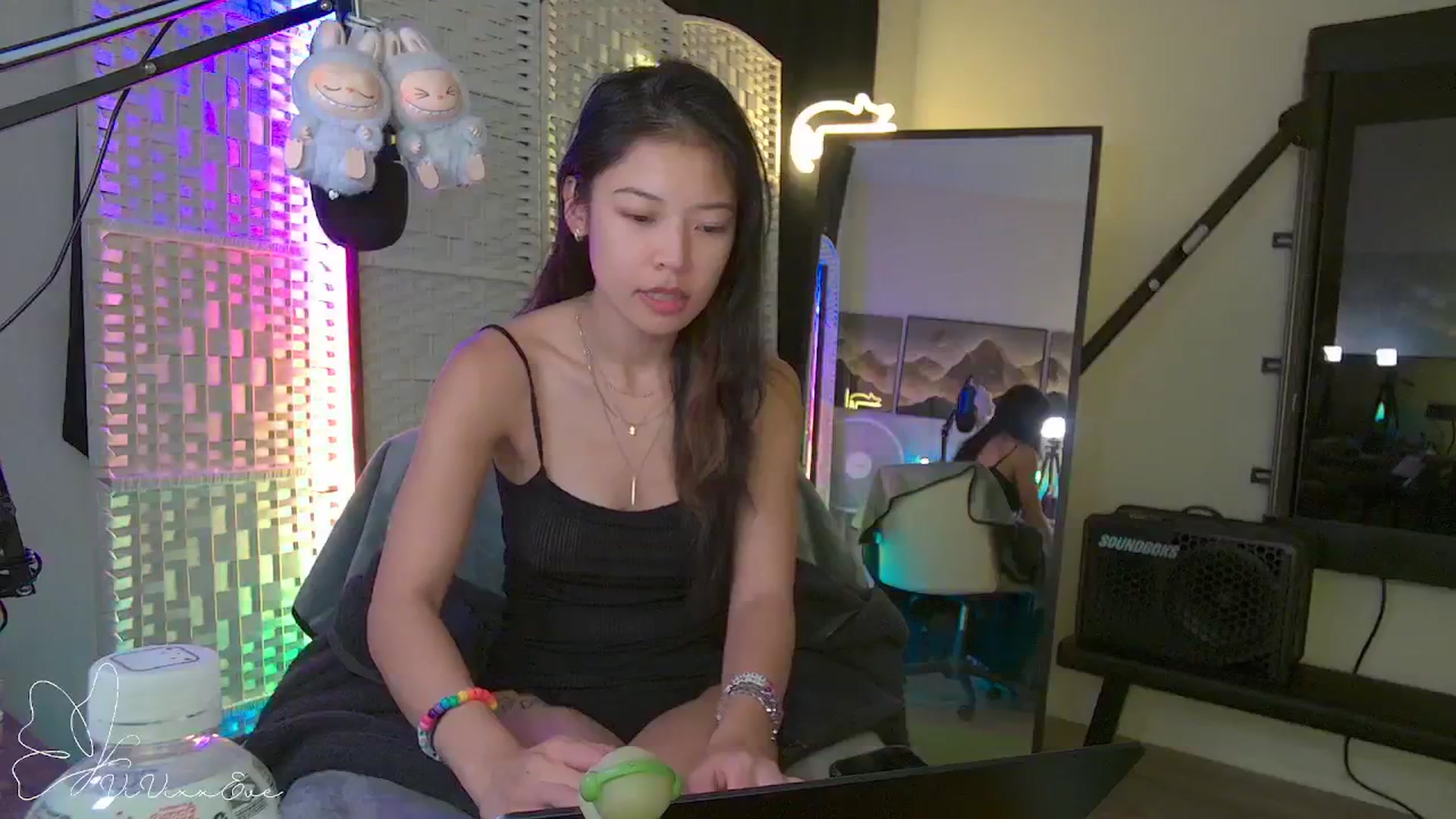 Gallery image thumbnail from Vivixxeve's myfreecams stream on, 09/25/2025, 04:32 image 17 of 20