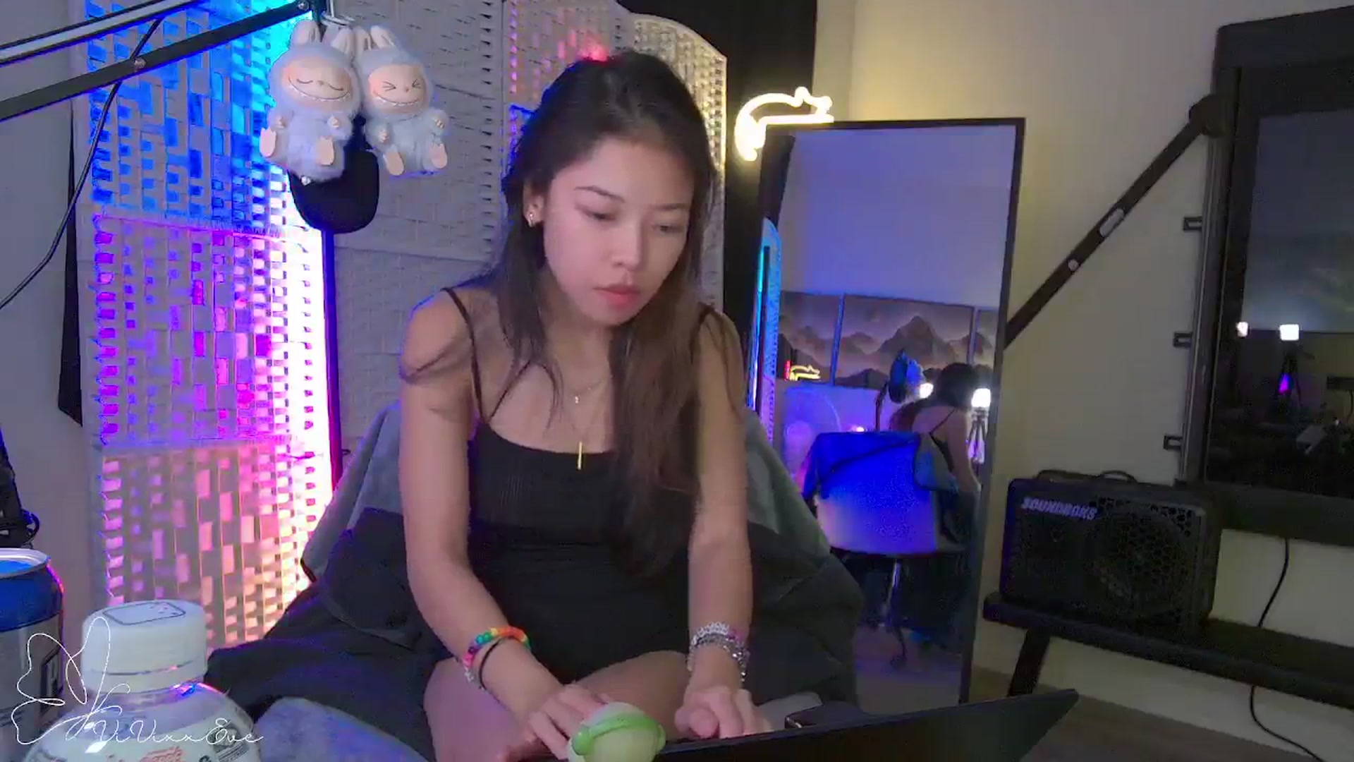Gallery image thumbnail from Vivixxeve's myfreecams stream on, 09/25/2025, 04:32 image 13 of 20