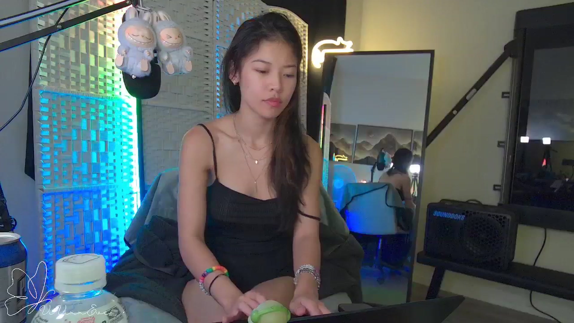 Gallery image thumbnail from Vivixxeve's myfreecams stream on, 09/25/2025, 04:32 image 5 of 20