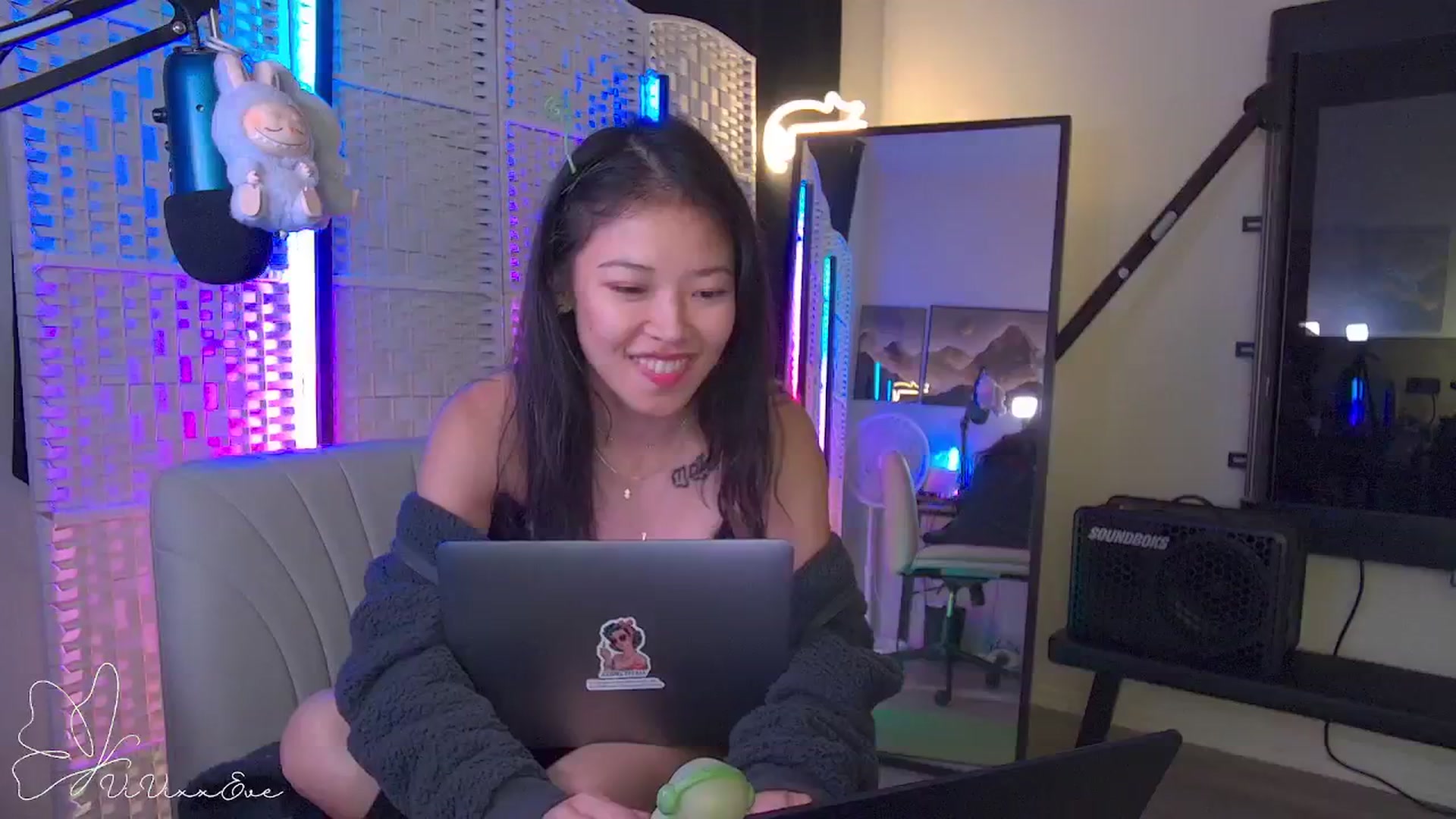 Gallery image thumbnail from Vivixxeve's myfreecams stream on, 09/30/2025, 03:57 image 1 of 20