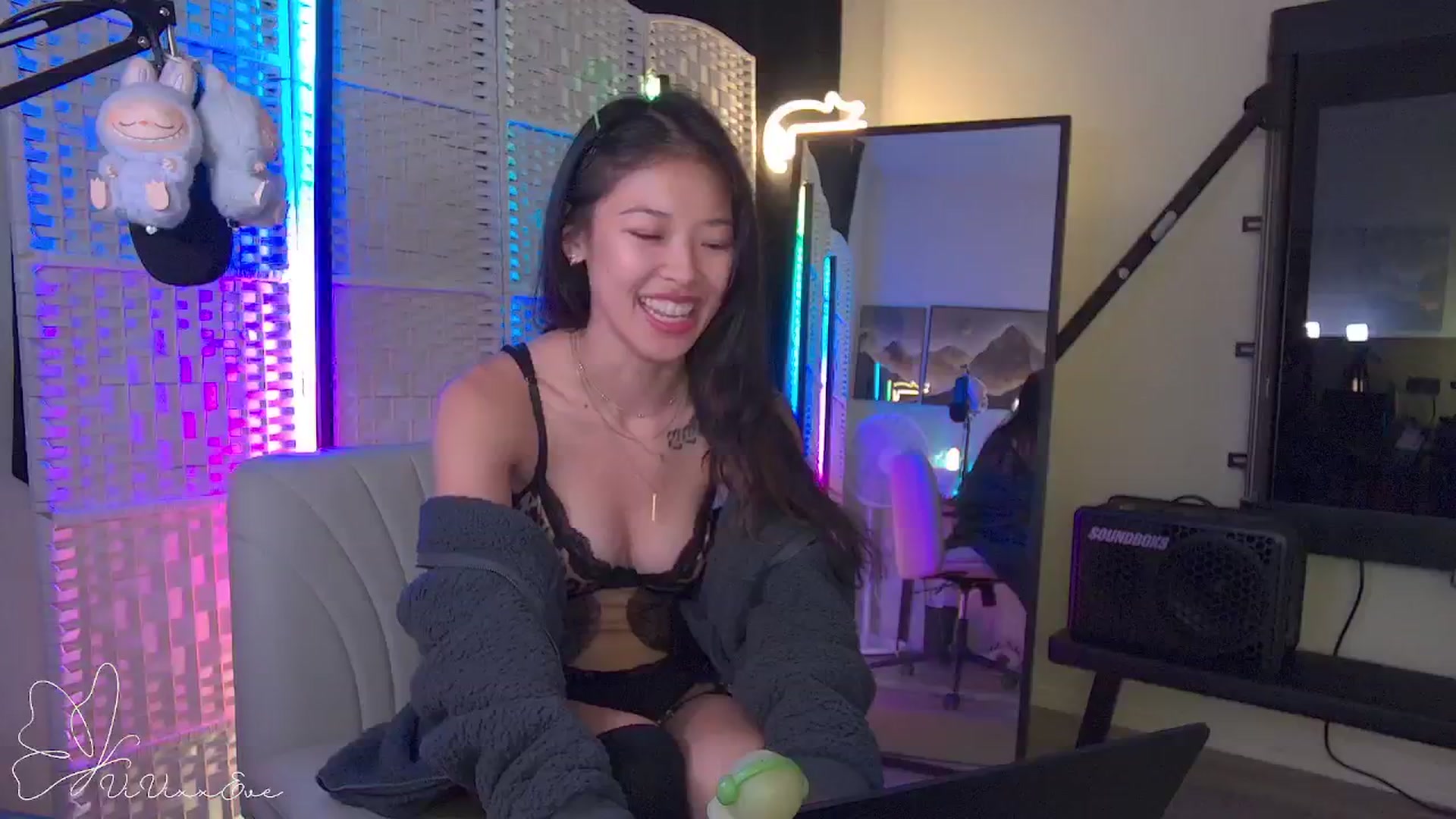 Gallery image thumbnail from Vivixxeve's myfreecams stream on, 09/30/2025, 03:57 image 17 of 20