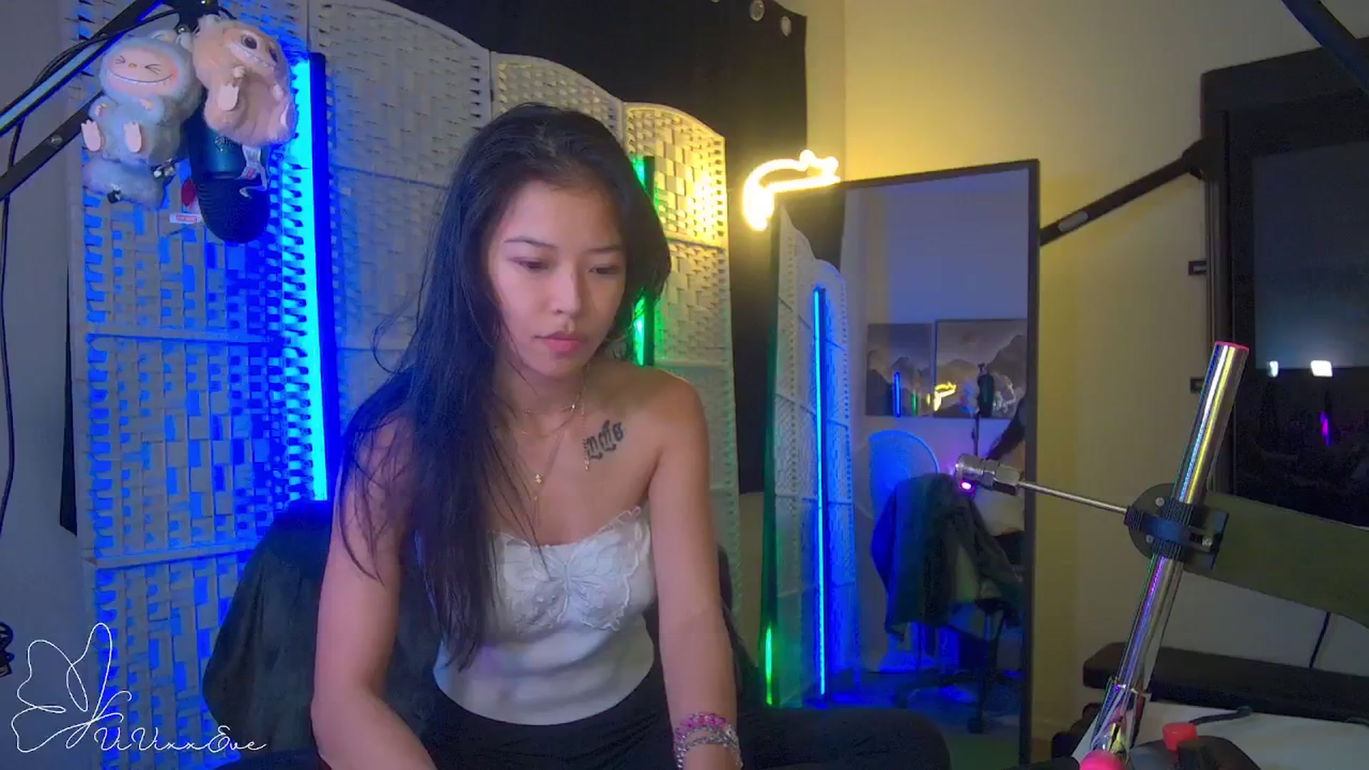 Gallery image thumbnail from Vivixxeve's myfreecams stream on, 10/18/2025, 06:20 image 4 of 20