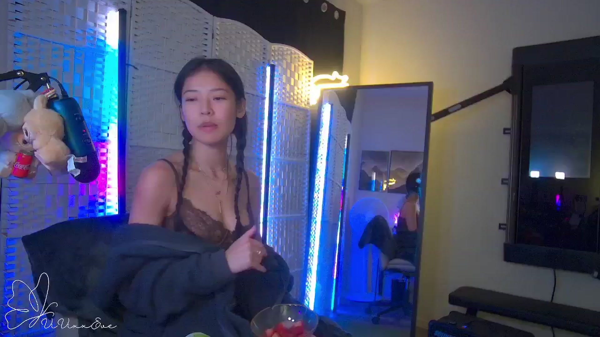 Gallery image thumbnail from Vivixxeve's myfreecams stream on, 10/23/2025, 05:51 image 3 of 20