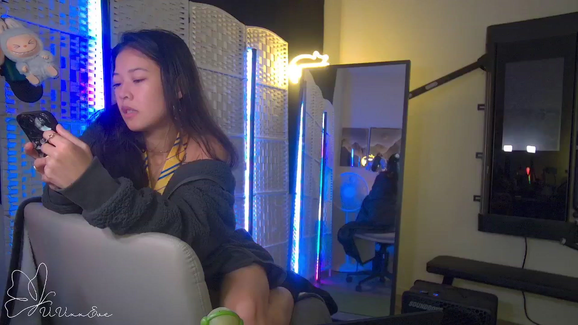 Gallery image thumbnail from Vivixxeve's myfreecams stream on, 10/25/2025, 01:44 image 16 of 20