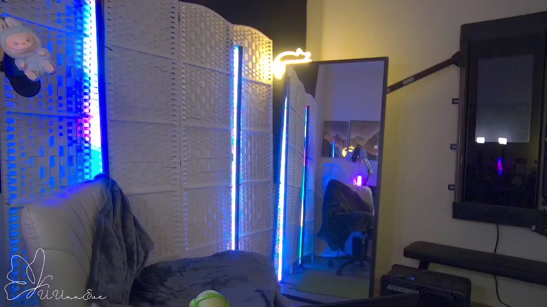 Gallery image thumbnail from Vivixxeve's myfreecams stream on, 10/25/2025, 01:44 image 18 of 20