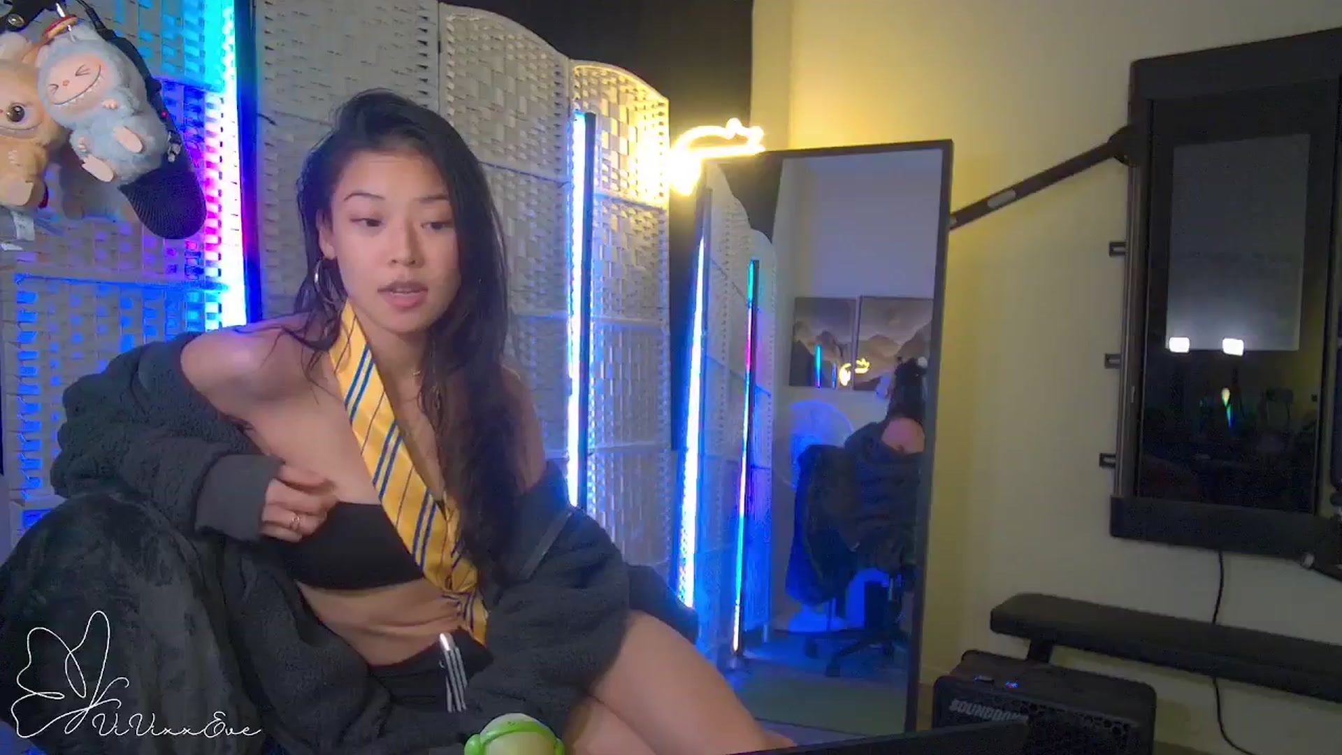 Gallery image thumbnail from Vivixxeve's myfreecams stream on, 10/25/2025, 01:44 image 12 of 20