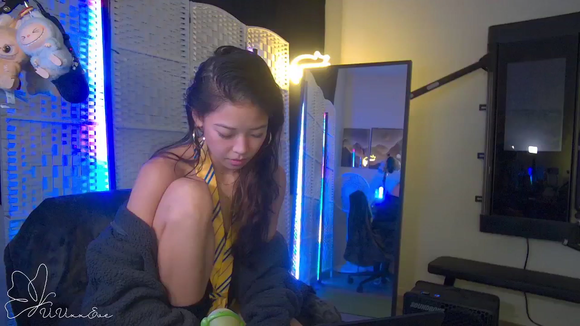 Gallery image thumbnail from Vivixxeve's myfreecams stream on, 10/25/2025, 01:44 image 10 of 20