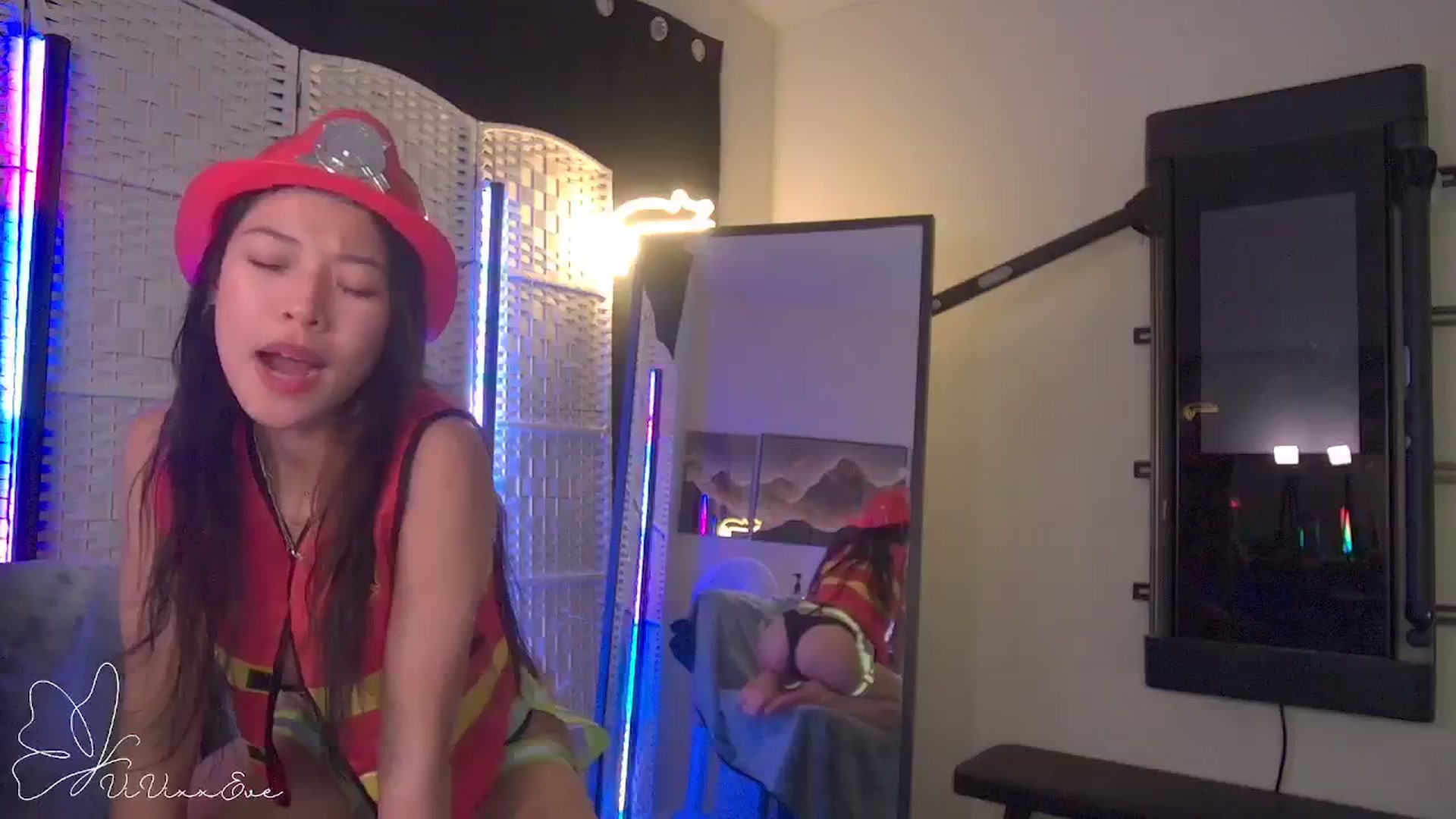Gallery image thumbnail from Vivixxeve's myfreecams stream on, 10/31/2025, 05:47 image 8 of 20