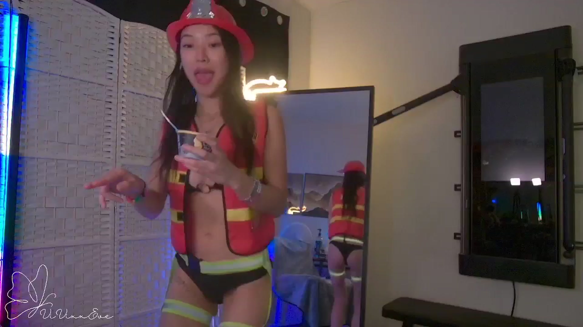 Gallery image thumbnail from Vivixxeve's myfreecams stream on, 10/31/2025, 05:47 image 11 of 20