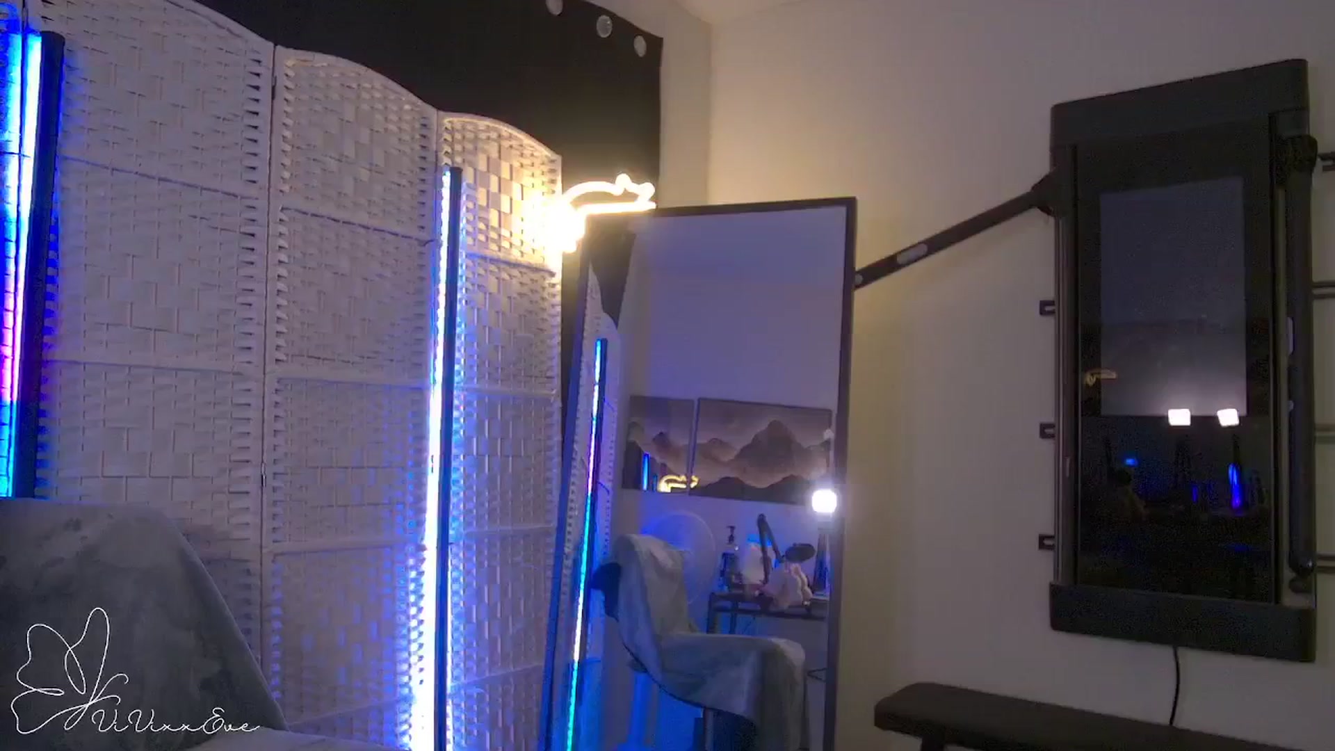 Gallery image thumbnail from Vivixxeve's myfreecams stream on, 10/31/2025, 05:47 image 9 of 20