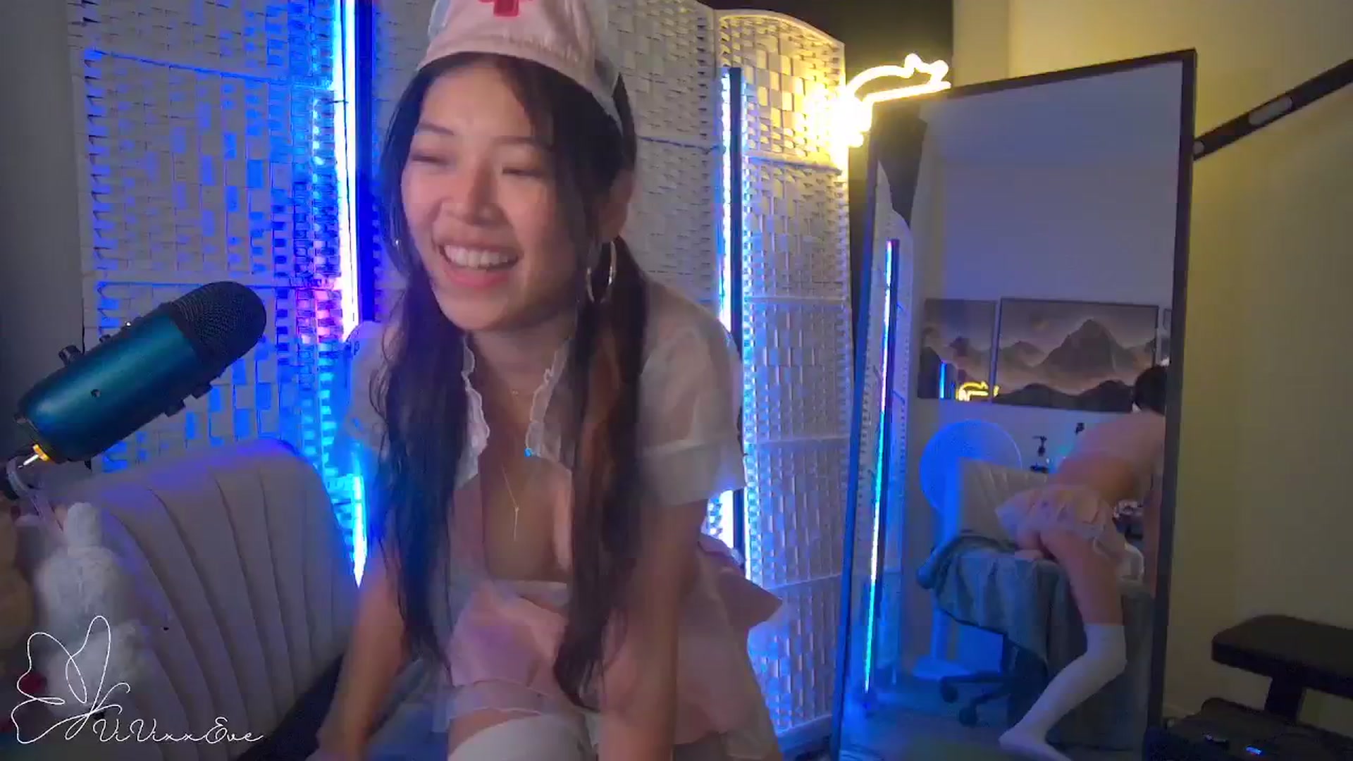 Gallery image thumbnail from Vivixxeve's myfreecams stream on, 10/31/2025, 23:48 image 7 of 20