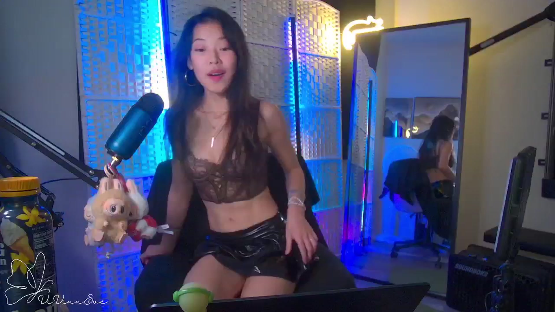 Gallery image thumbnail from Vivixxeve's myfreecams stream on, 11/05/2025, 06:00 image 2 of 20