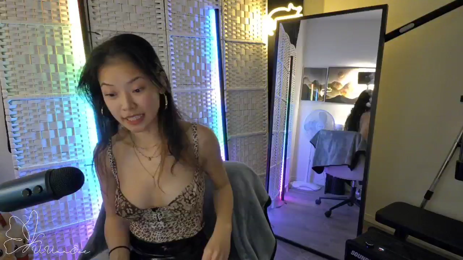 Gallery image thumbnail from Vivixxeve's myfreecams stream on, 11/19/2025, 21:50 image 16 of 20