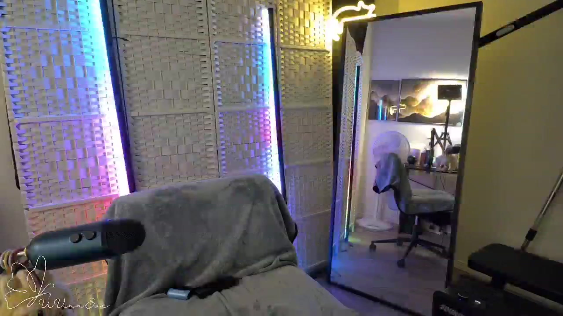 Gallery image thumbnail from Vivixxeve's myfreecams stream on, 11/19/2025, 23:27 image 17 of 20