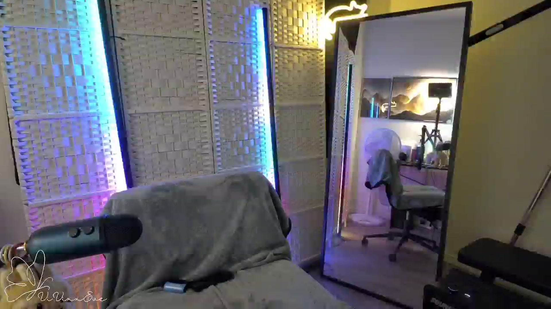 Gallery image thumbnail from Vivixxeve's myfreecams stream on, 11/19/2025, 23:27 image 15 of 20