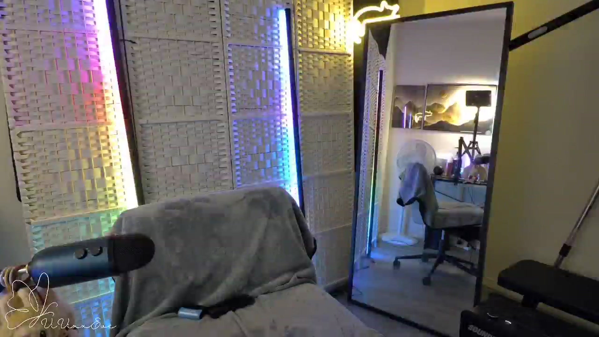 Gallery image thumbnail from Vivixxeve's myfreecams stream on, 11/19/2025, 23:27 image 18 of 20