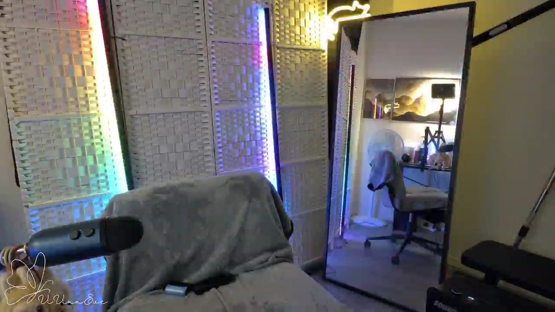 Gallery image thumbnail from Vivixxeve's myfreecams stream on, 11/19/2025, 23:27 image 14 of 20
