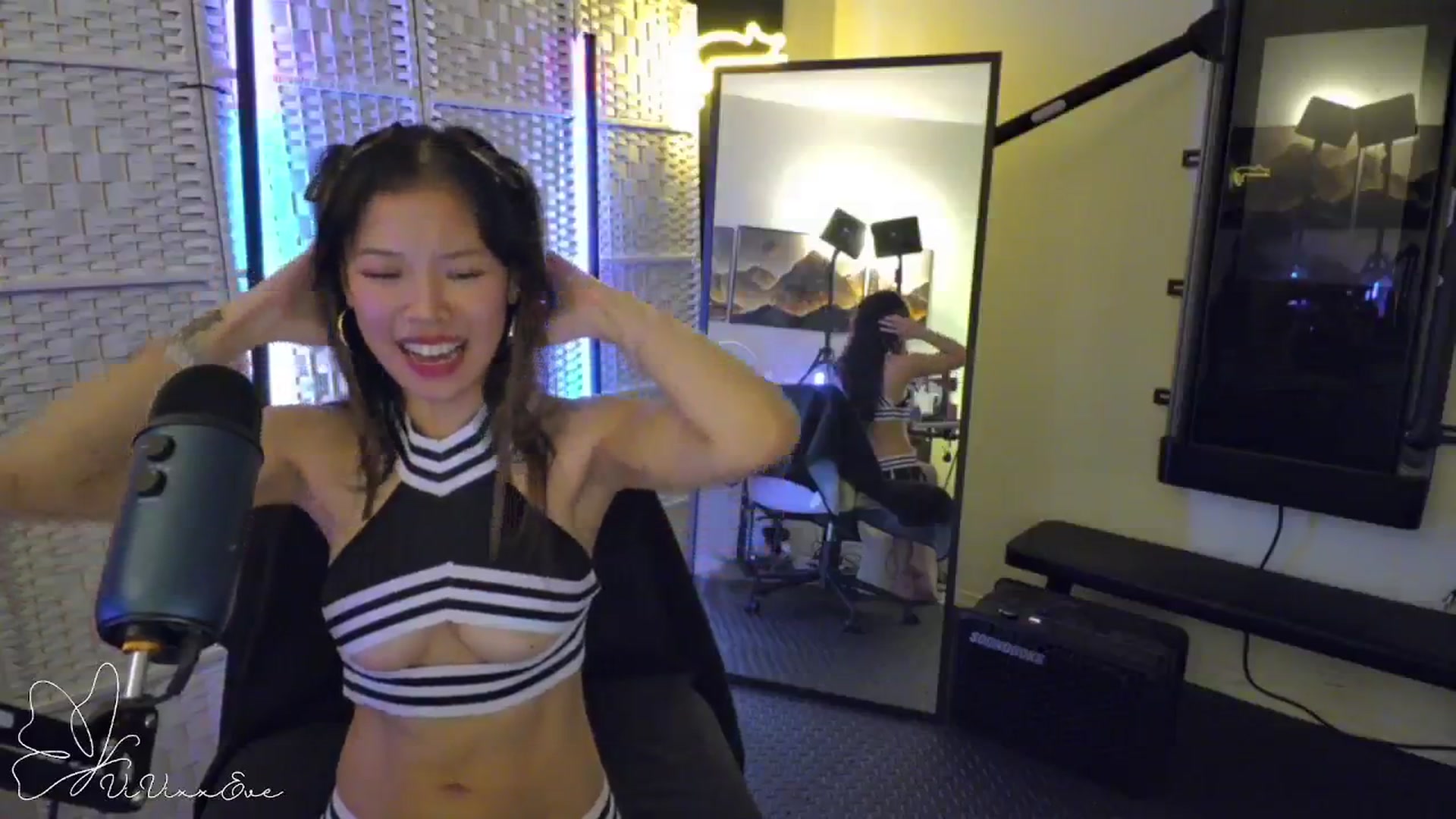 Gallery image thumbnail from Vivixxeve's myfreecams stream on, 01/15/2026, 03:02 image 16 of 20