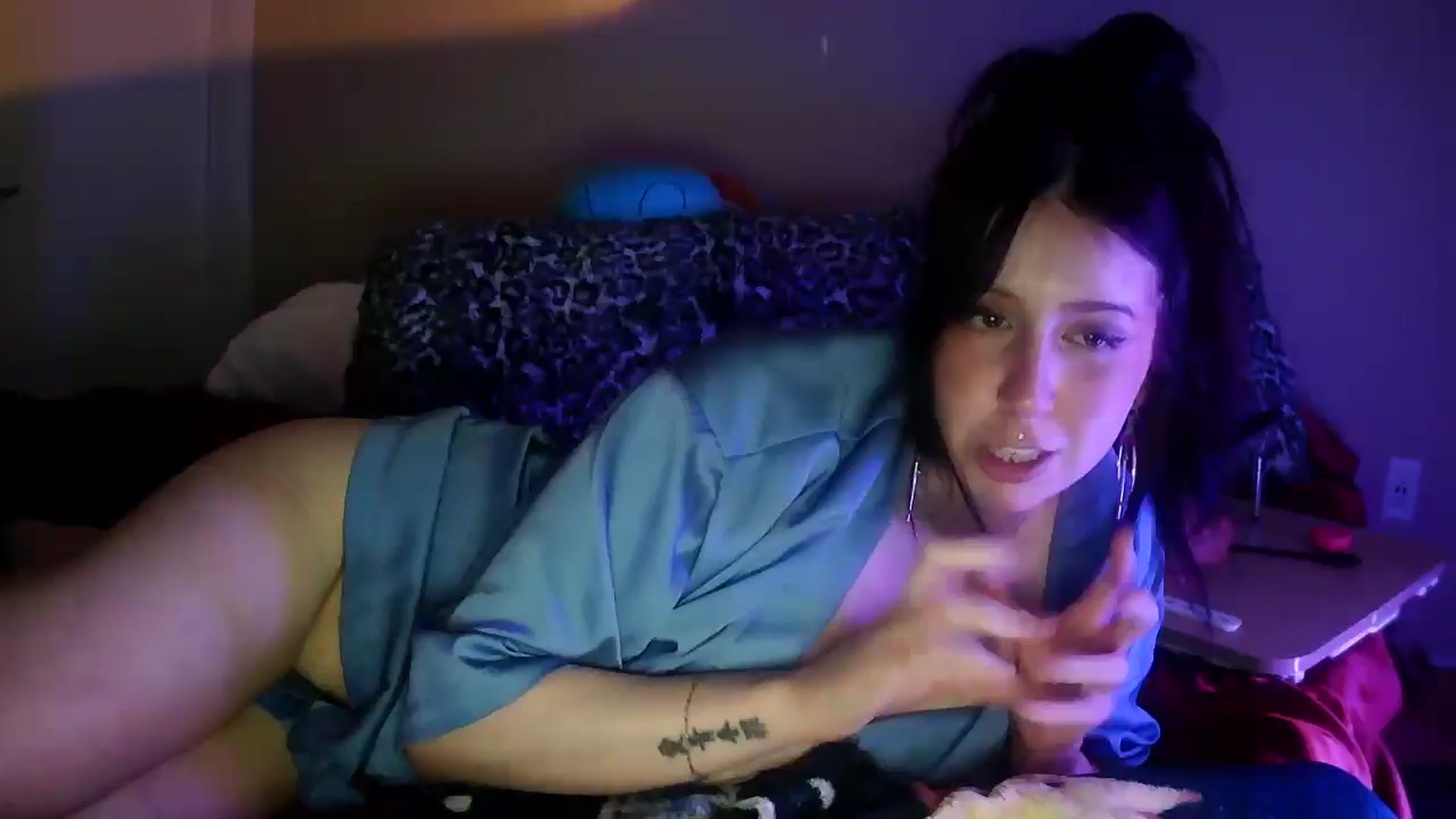 Gallery image thumbnail from Vixendrips's myfreecams stream on, 04/29/2026, 24:31 image 1 of 20