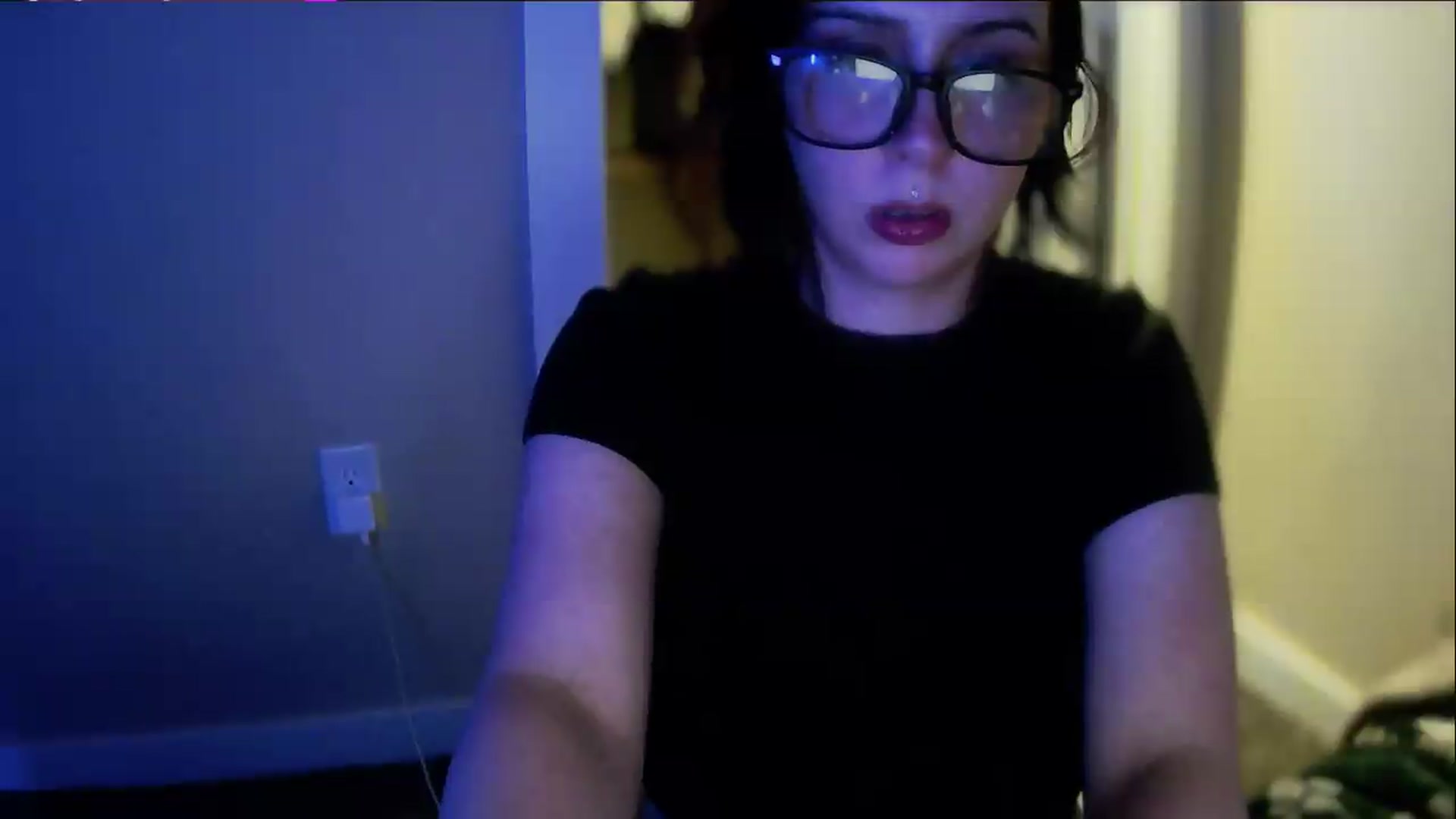 Gallery image thumbnail from Vixendrips's myfreecams stream on, 05/19/2026, 02:56 image 13 of 20