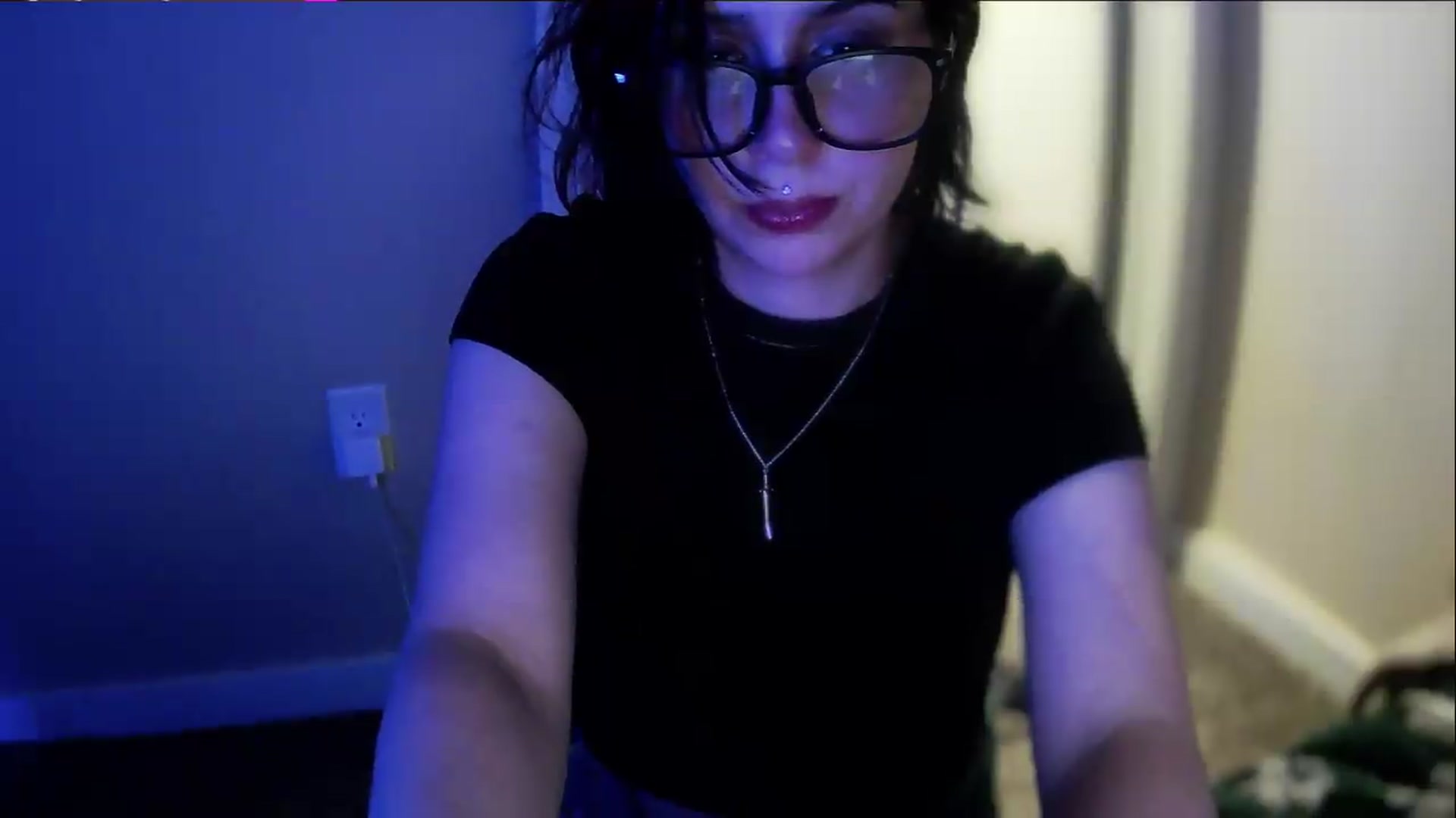 Gallery image thumbnail from Vixendrips's myfreecams stream on, 05/19/2026, 02:56 image 16 of 20