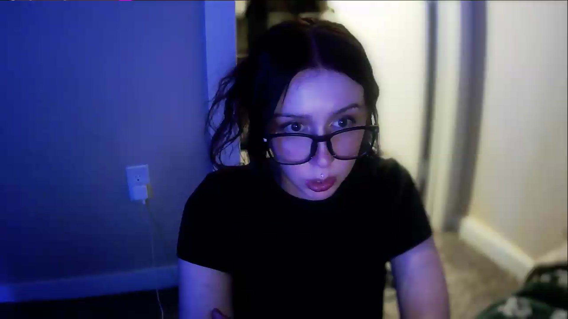 Gallery image thumbnail from Vixendrips's myfreecams stream on, 05/19/2026, 02:56 image 14 of 20