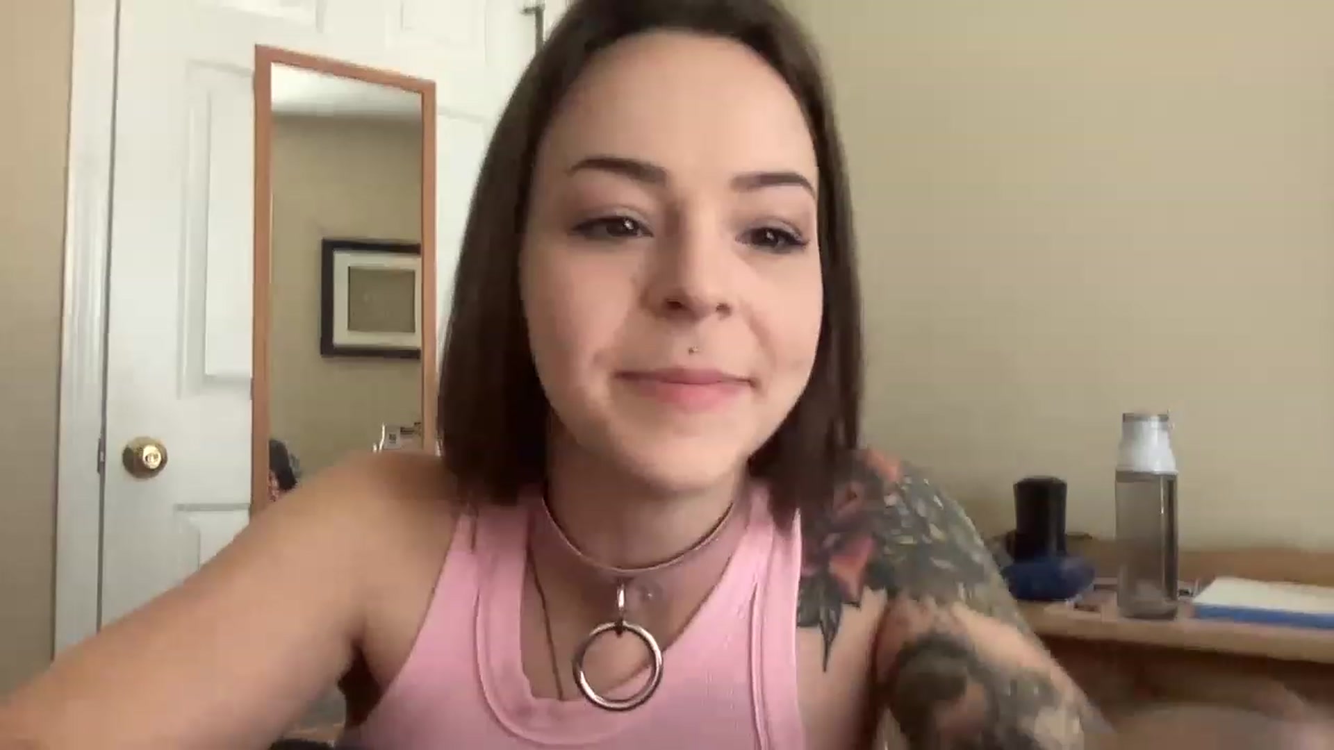 Gallery image thumbnail from Vixeyyy's myfreecams stream on, 04/10/2023, 13:29 image 13 of 20