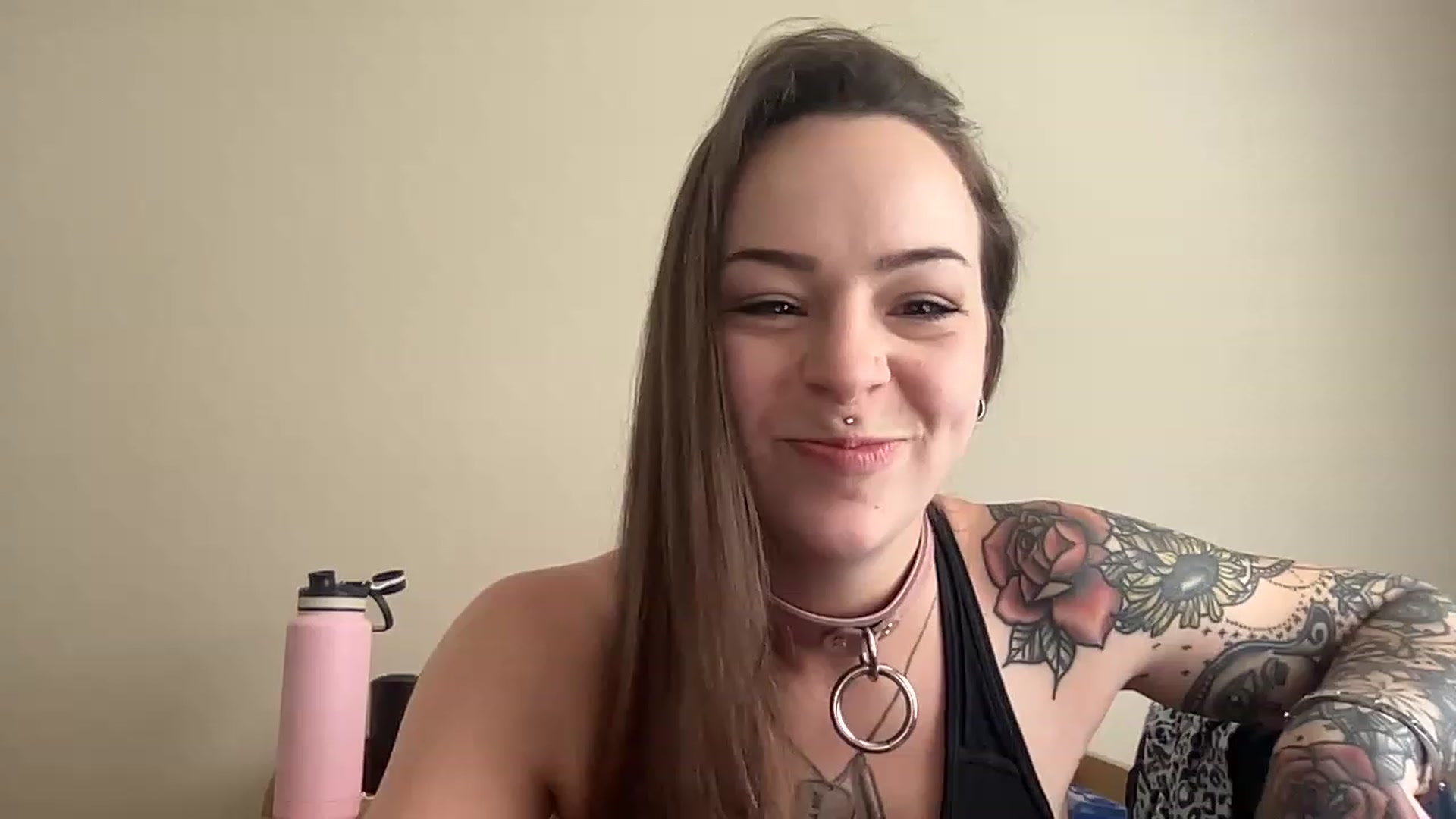 Gallery image thumbnail from Vixeyyy's myfreecams stream on, 04/14/2023, 17:53 image 14 of 20