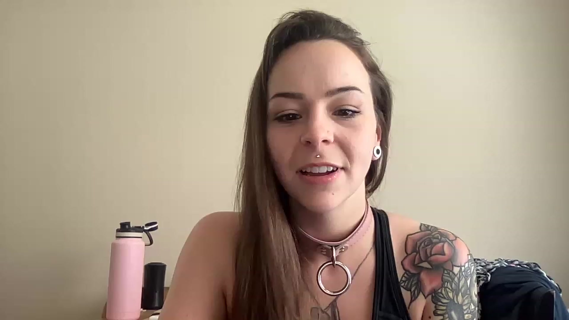 Gallery image thumbnail from Vixeyyy's myfreecams stream on, 04/14/2023, 17:53 image 17 of 20