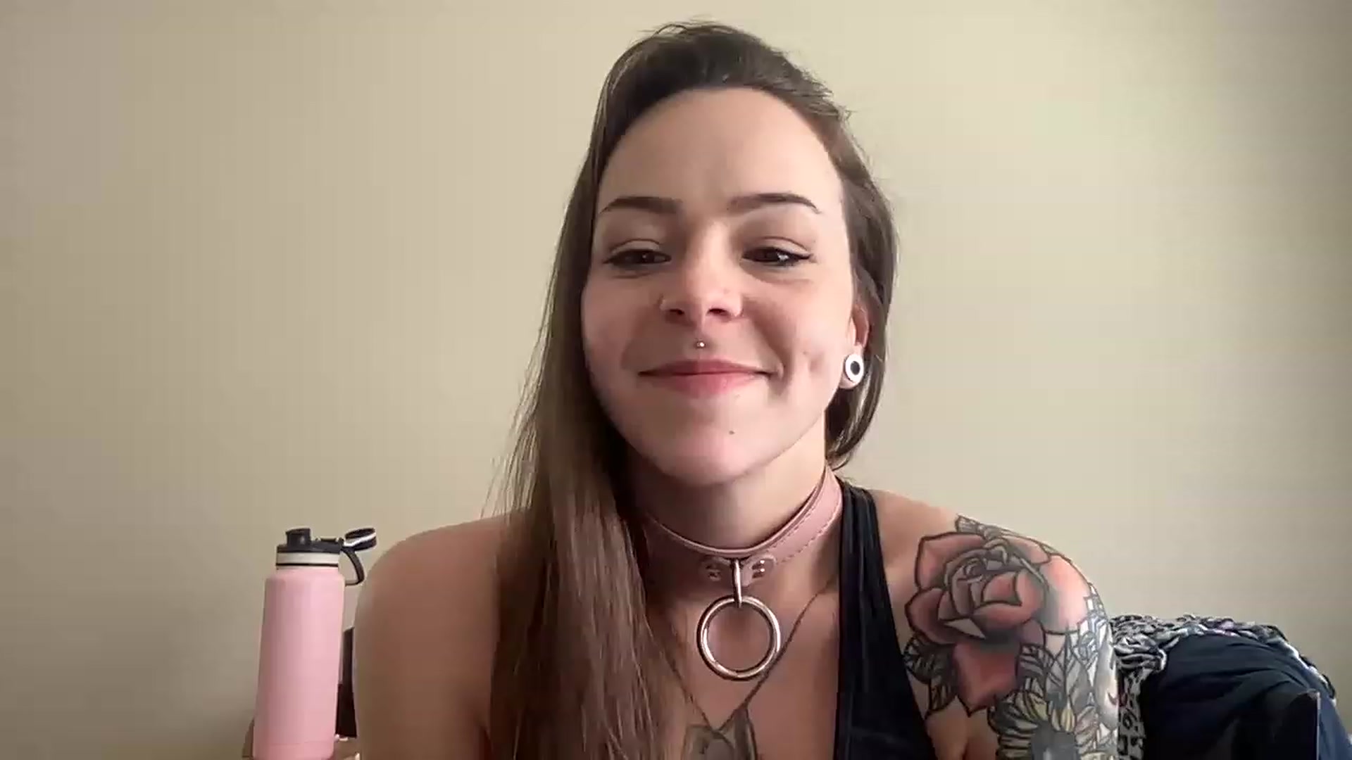 Gallery image thumbnail from Vixeyyy's myfreecams stream on, 04/14/2023, 17:53 image 16 of 20