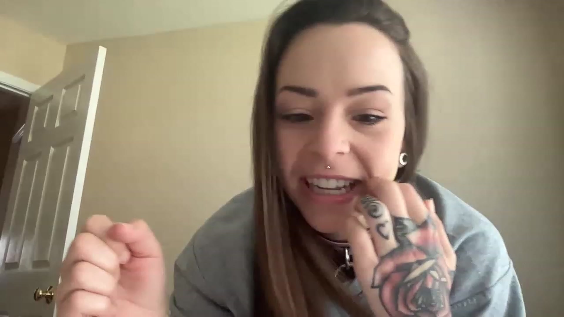 Gallery image thumbnail from Vixeyyy's myfreecams stream on, 05/21/2023, 13:47 image 5 of 20