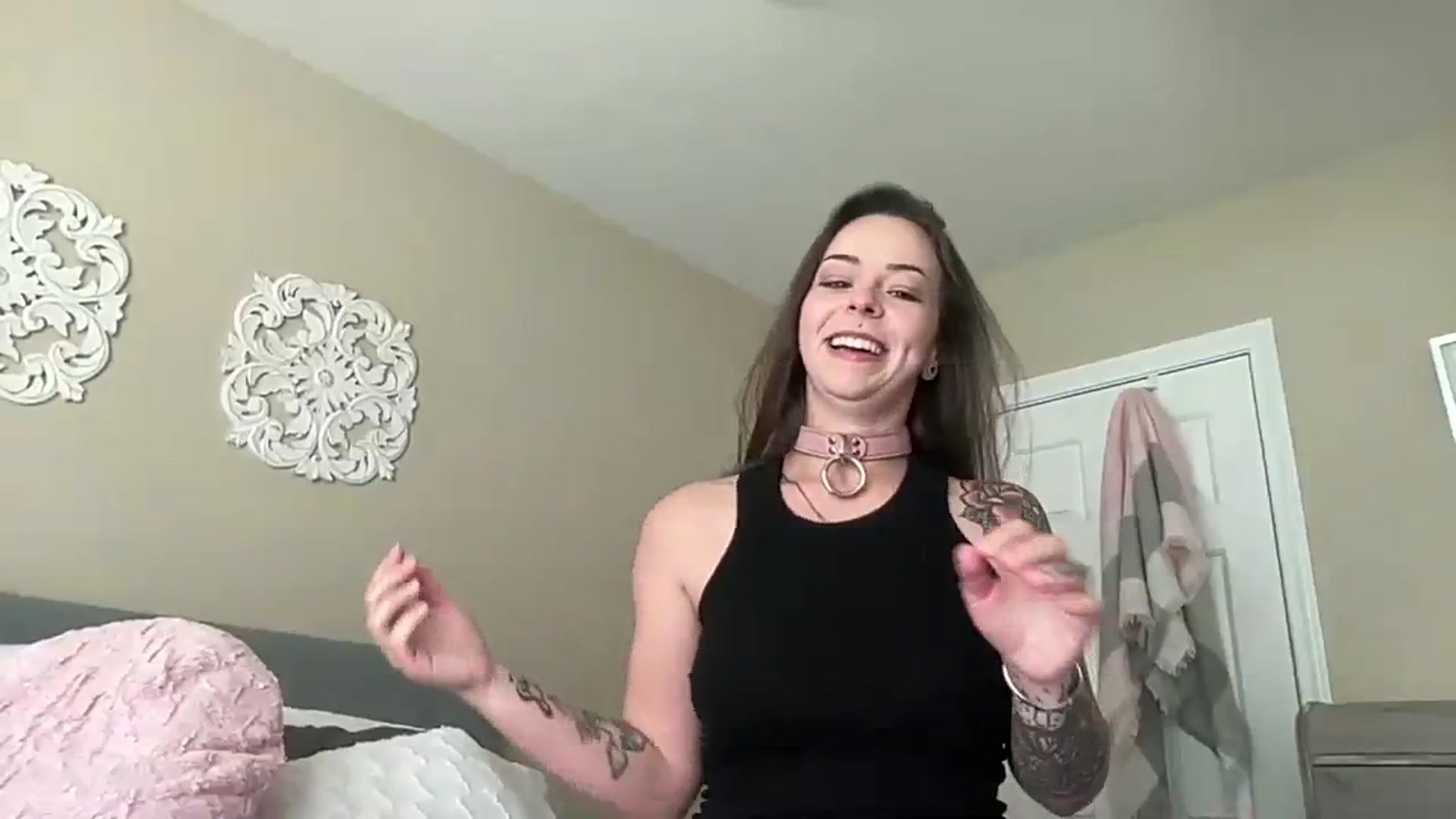 Gallery image thumbnail from Vixeyyy's myfreecams stream on, 10/24/2023, 19:35 image 4 of 20