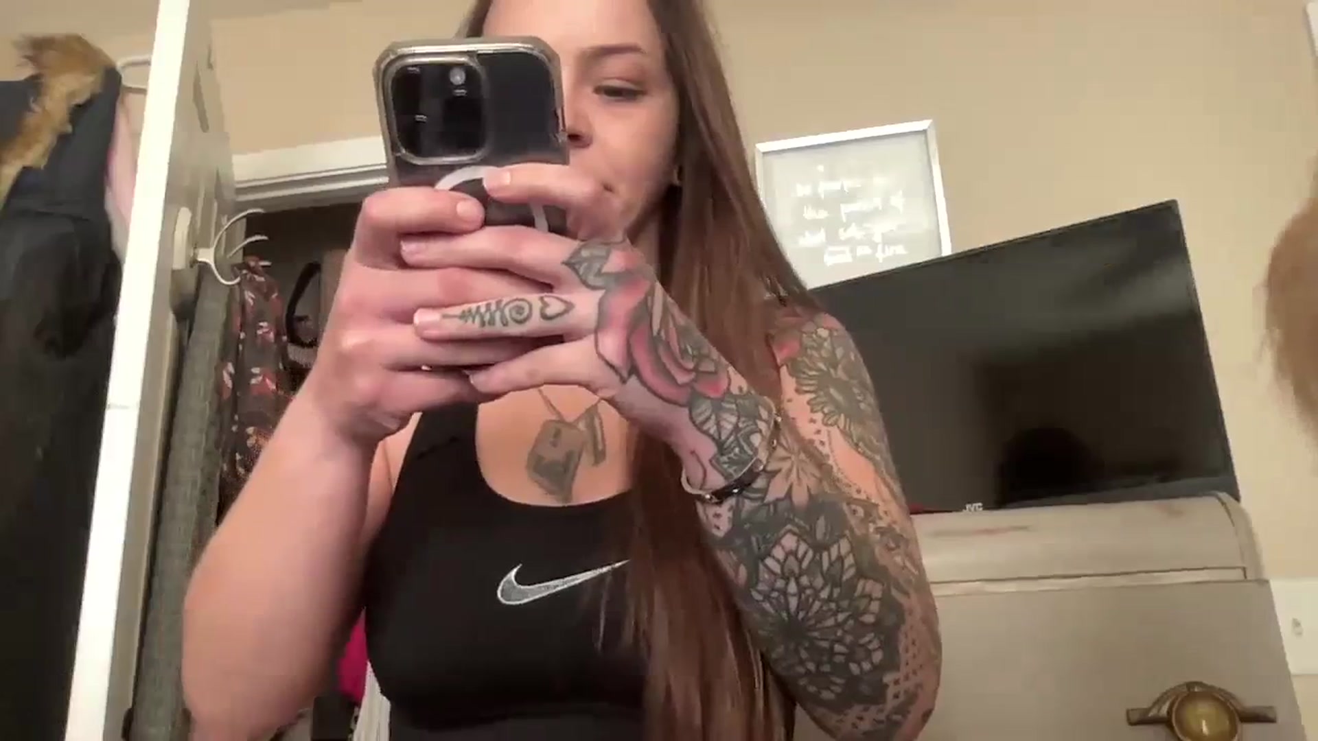 Gallery image thumbnail from Vixeyyy's myfreecams stream on, 11/28/2023, 21:26 image 18 of 20