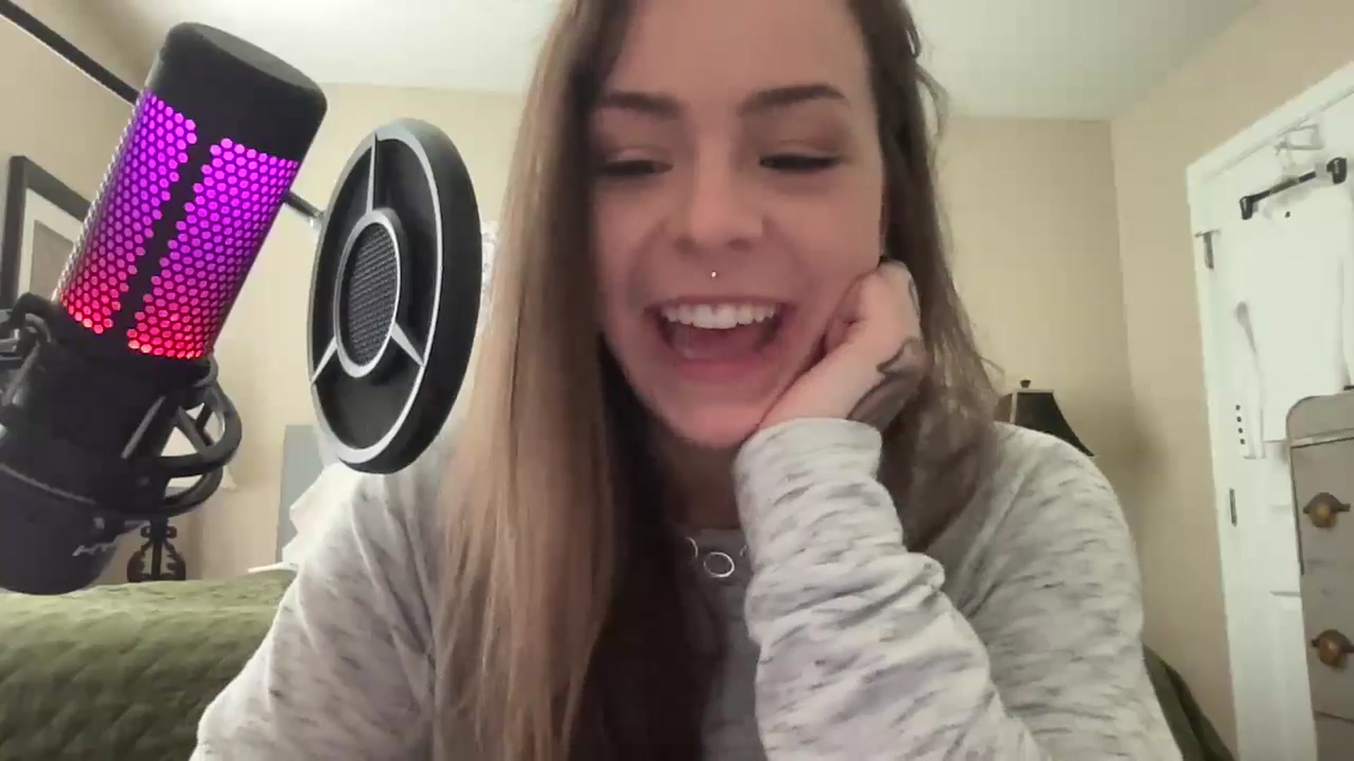 Gallery image thumbnail from Vixeyyy's myfreecams stream on, 04/17/2024, 17:36 image 3 of 20