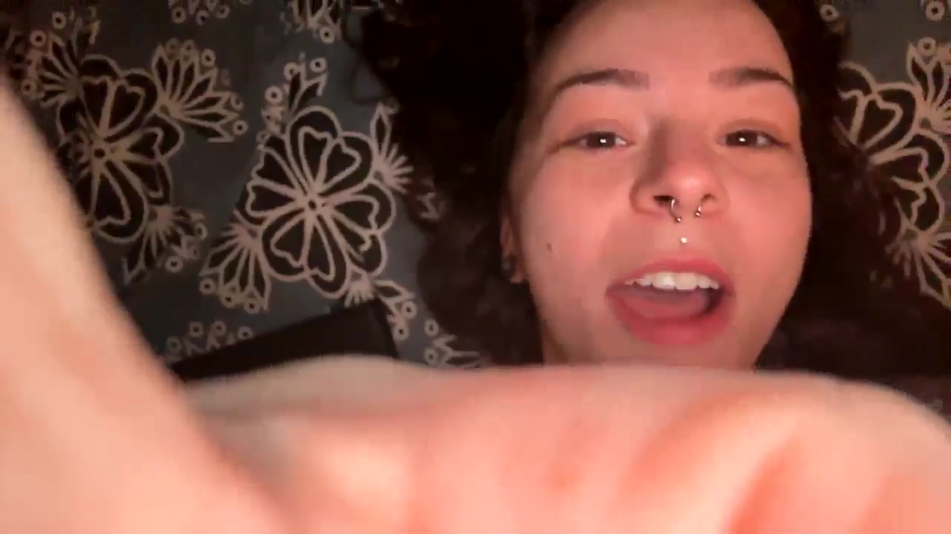 Gallery image thumbnail from Vixeyyy's myfreecams stream on, 02/24/2025, 02:07 image 17 of 20