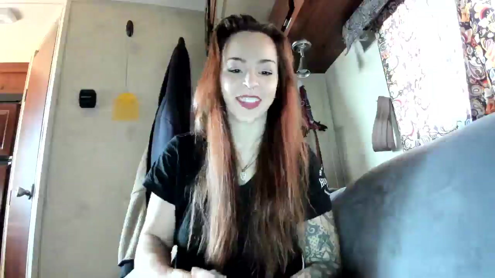 Gallery image thumbnail from Vixeyyy's myfreecams stream on, 11/12/2025, 19:53 image 3 of 20