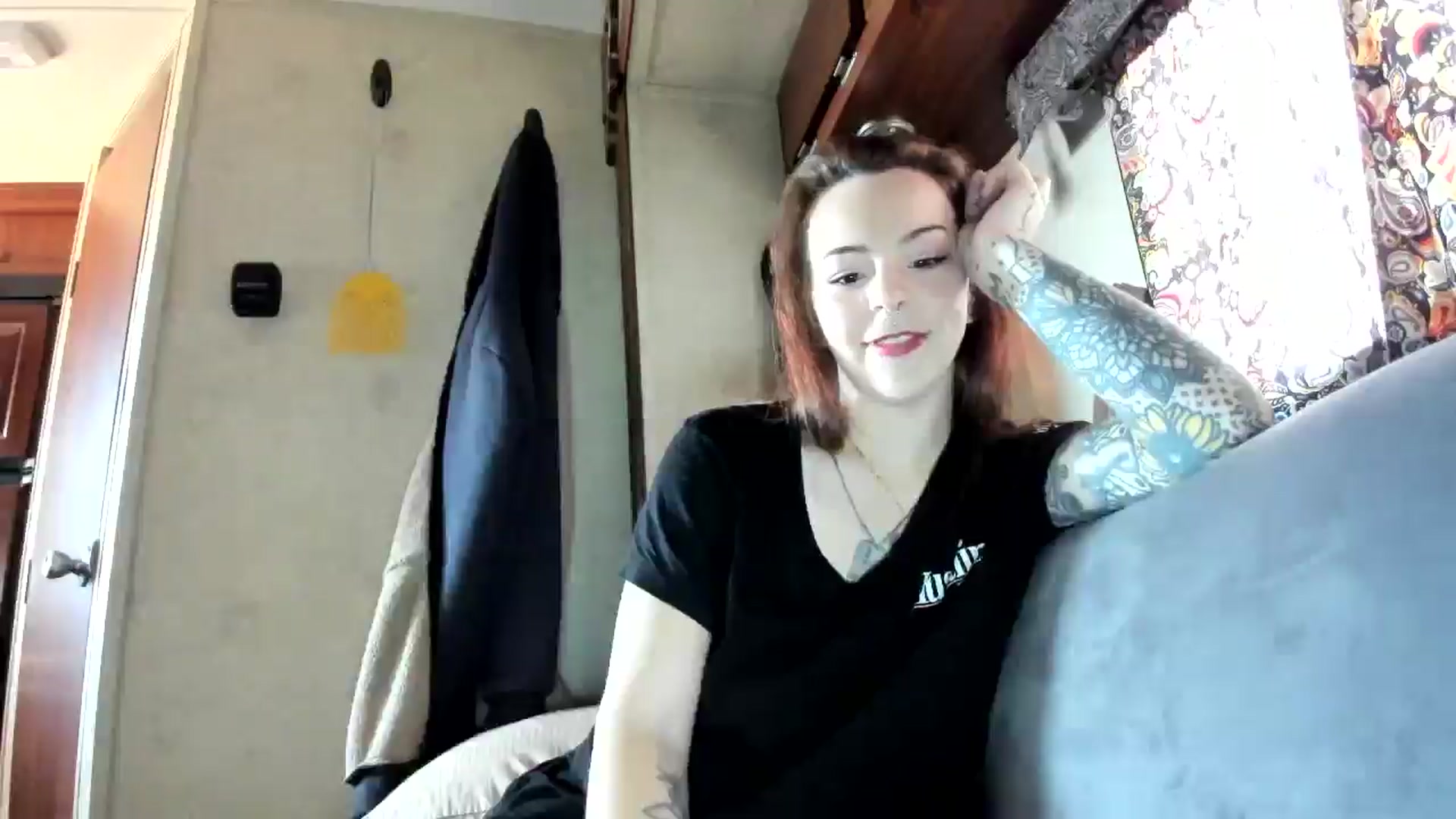 Gallery image thumbnail from Vixeyyy's myfreecams stream on, 11/12/2025, 19:53 image 5 of 20