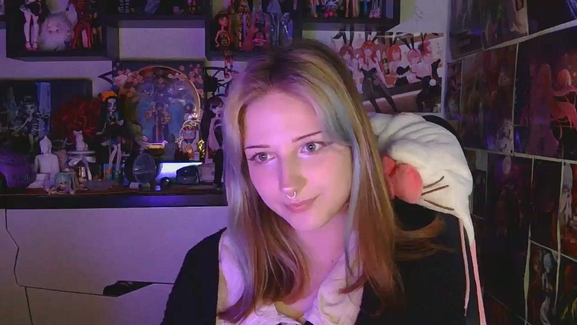 Gallery image thumbnail from VladaMoon's myfreecams stream on, 04/20/2026, 23:04 image 16 of 20