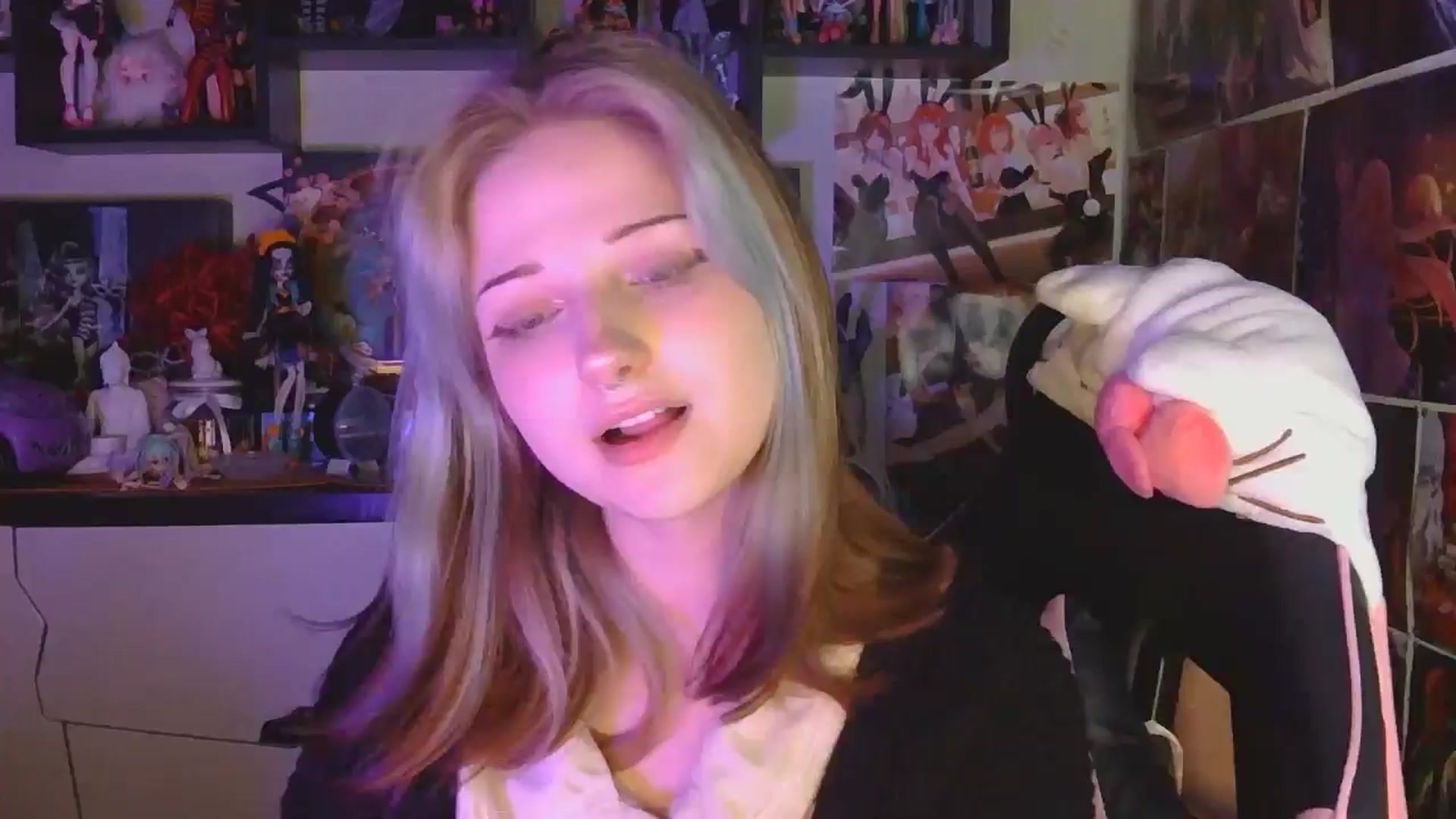 Gallery image thumbnail from VladaMoon's myfreecams stream on, 04/20/2026, 23:04 image 5 of 20