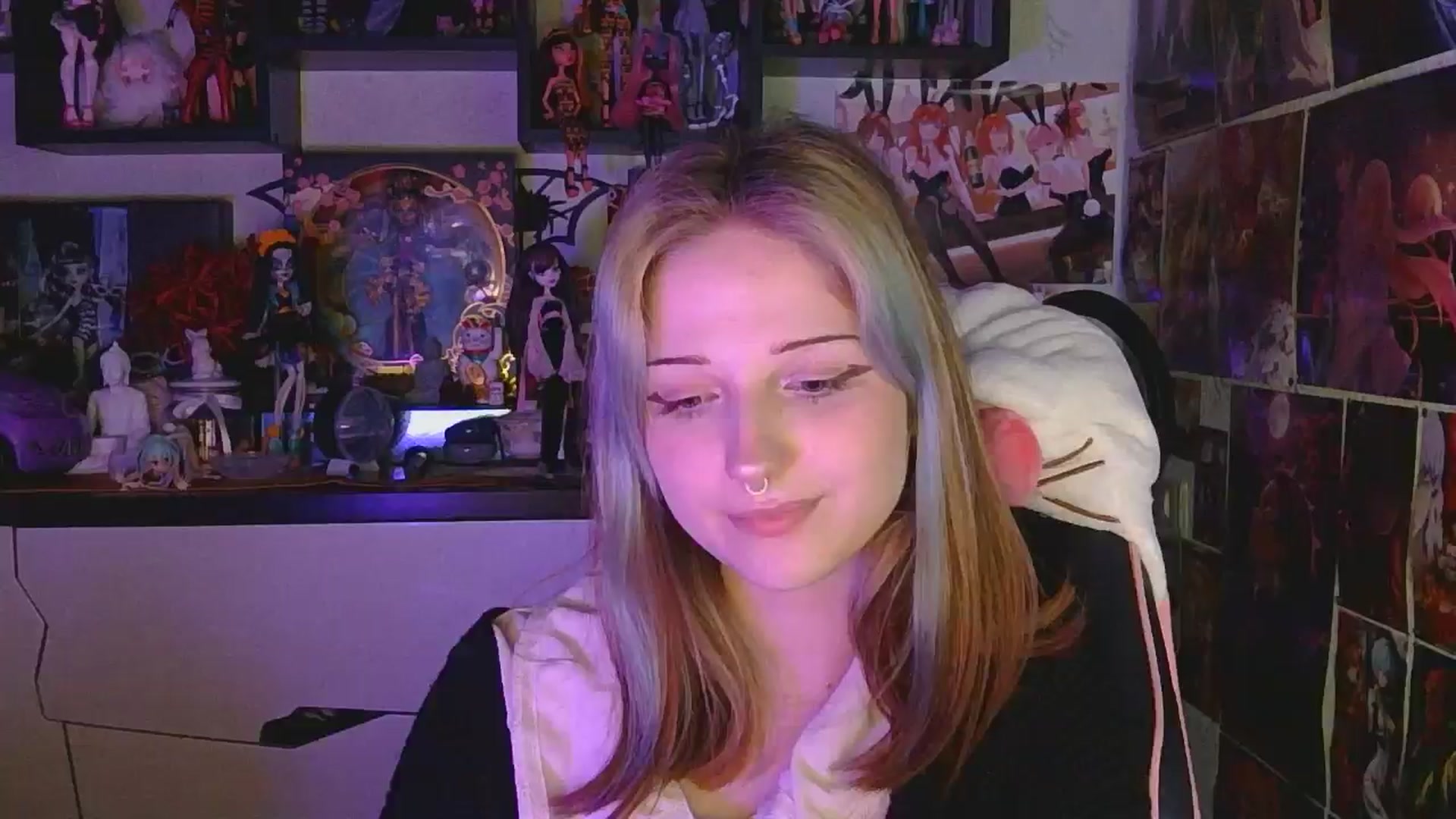 Gallery image thumbnail from VladaMoon's myfreecams stream on, 04/20/2026, 23:04 image 17 of 20