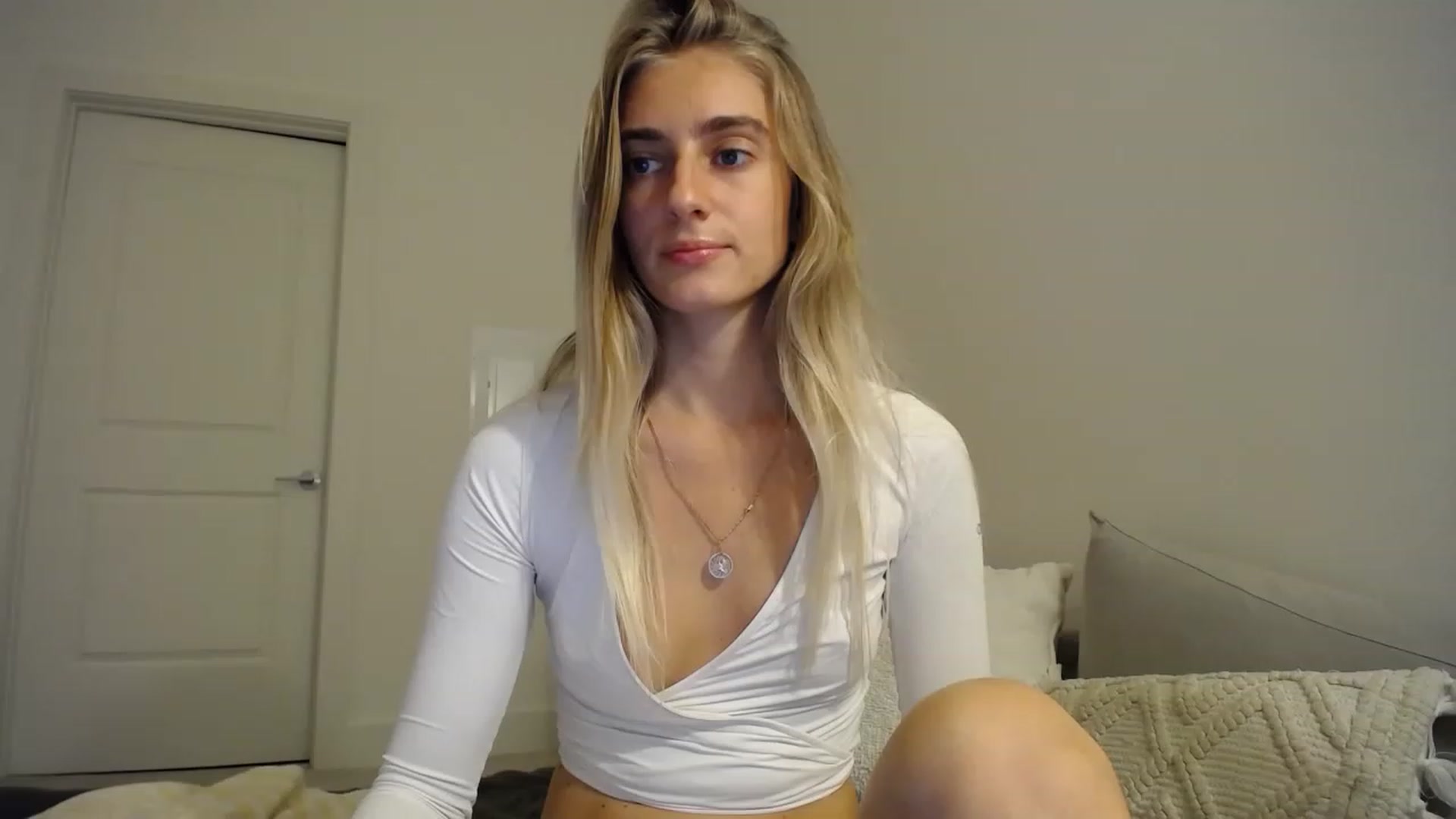 Gallery image thumbnail from Vodka_Queen's myfreecams stream on, 02/19/2023, 04:03 image 8 of 20