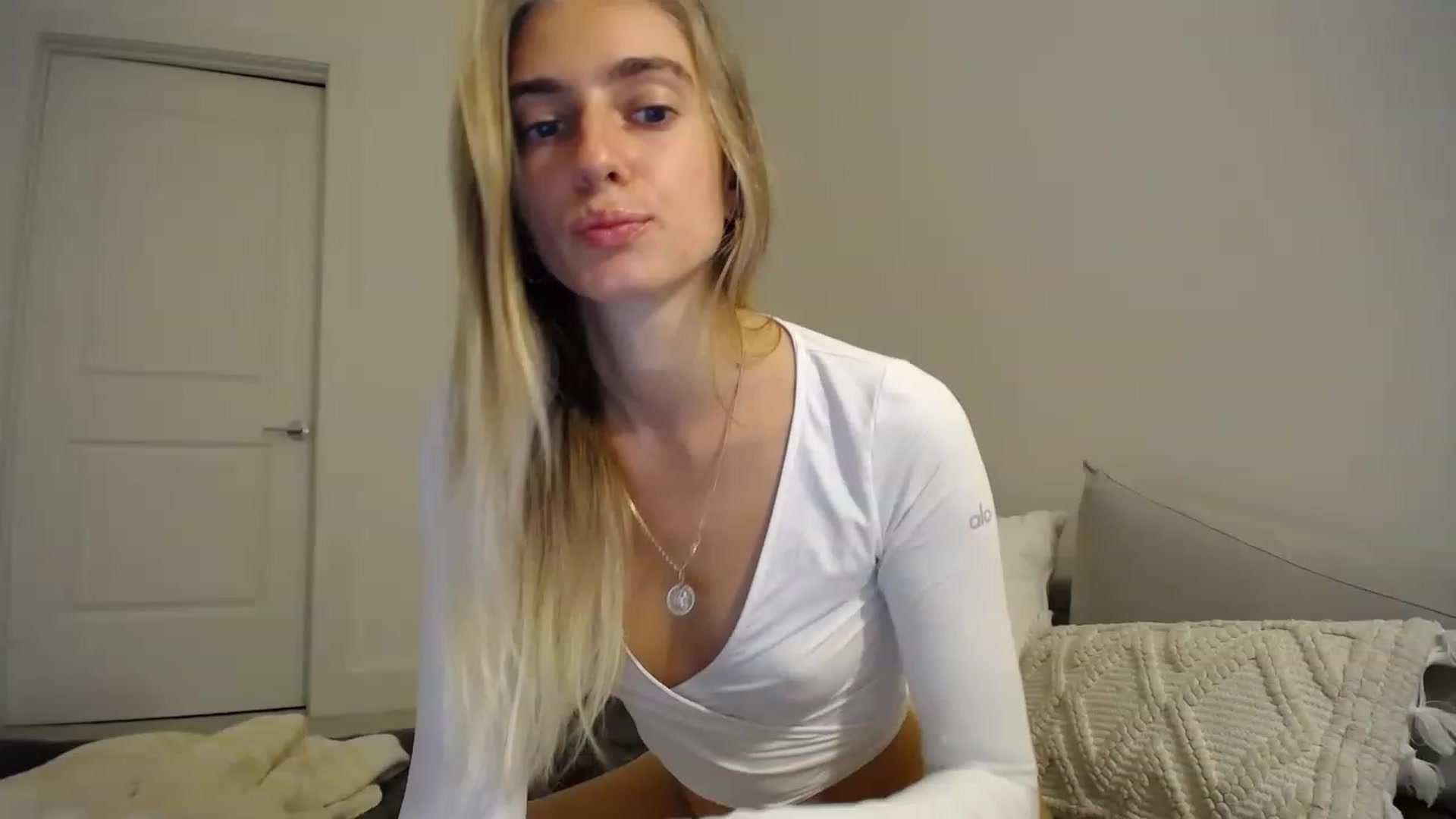 Gallery image thumbnail from Vodka_Queen's myfreecams stream on, 02/19/2023, 04:03 image 15 of 20