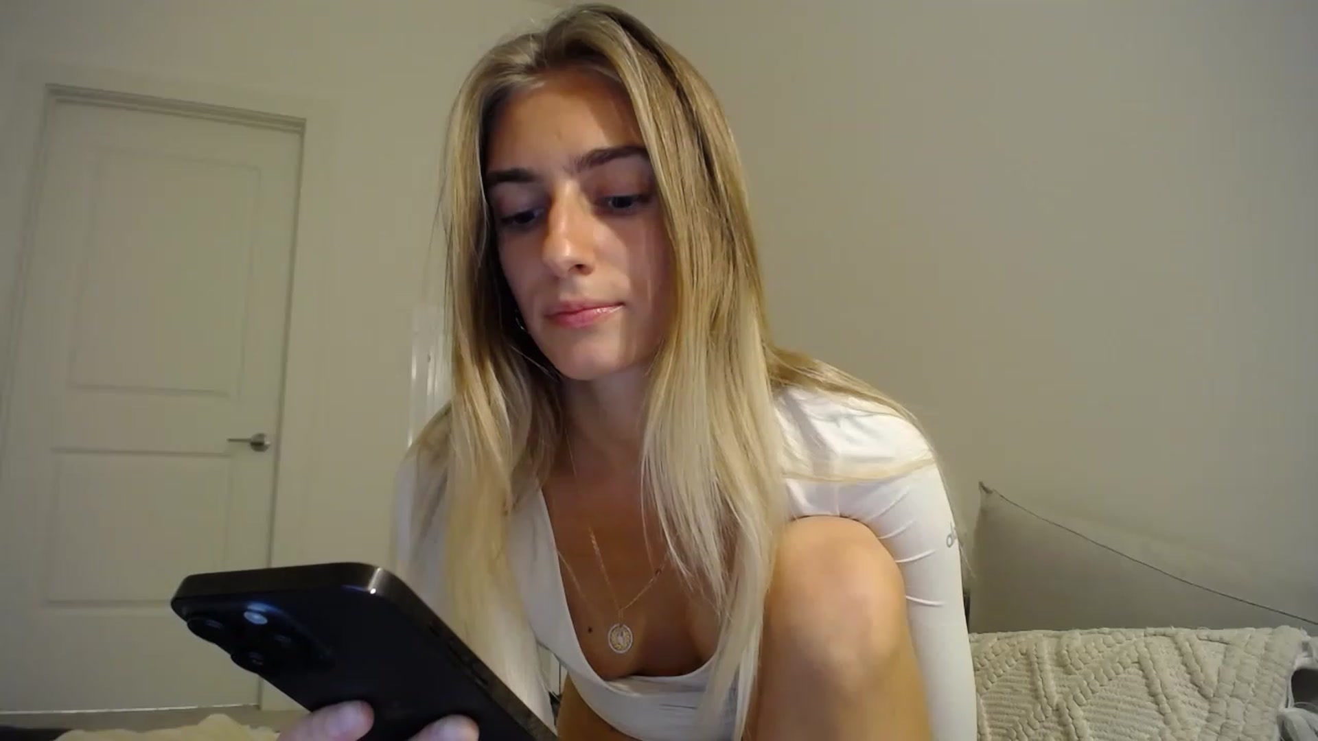 Gallery image thumbnail from Vodka_Queen's myfreecams stream on, 02/19/2023, 04:03 image 19 of 20