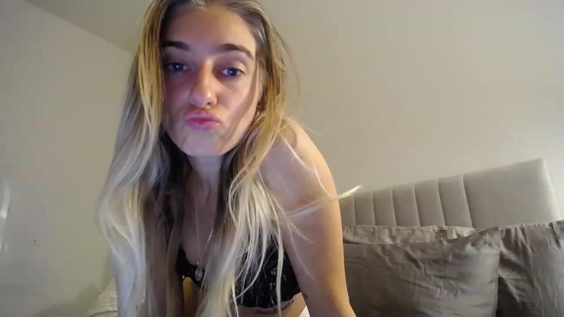 Gallery image thumbnail from Vodka_Queen's myfreecams stream on, 03/02/2023, 07:43 image 3 of 20