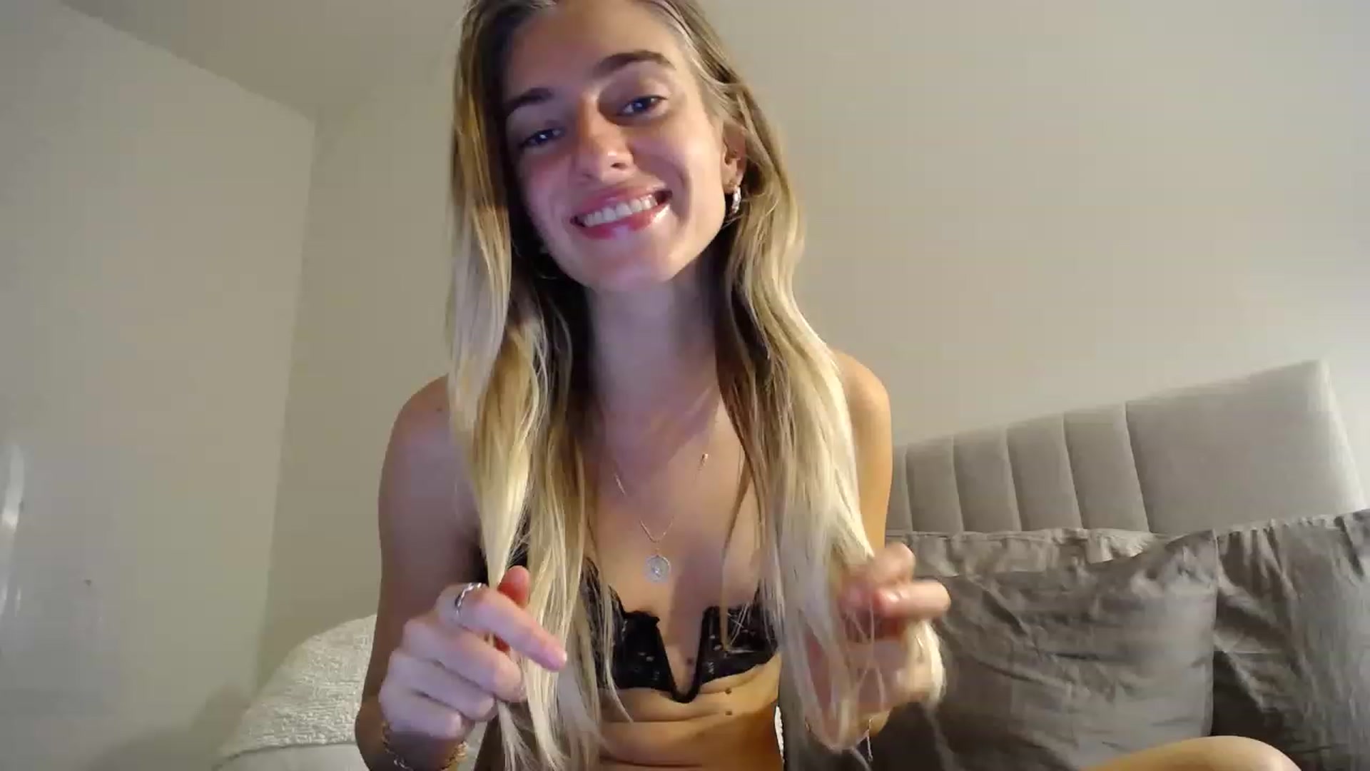 Gallery image thumbnail from Vodka_Queen's myfreecams stream on, 03/02/2023, 07:43 image 1 of 20
