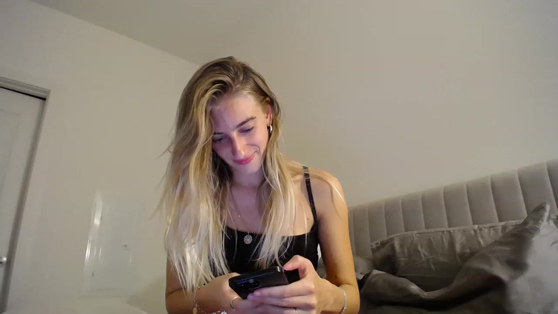 Gallery image thumbnail from Vodka_Queen's myfreecams stream on, 03/04/2023, 05:47 image 18 of 20