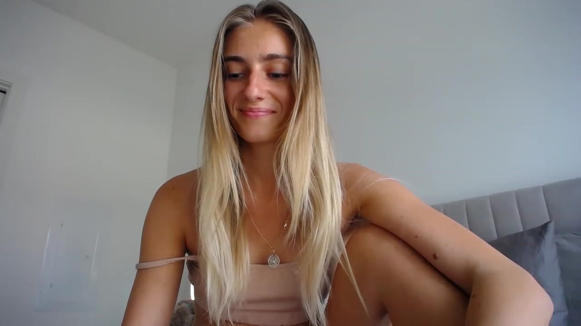 Gallery image thumbnail from Vodka_Queen's myfreecams stream on, 04/01/2023, 24:02 image 15 of 20