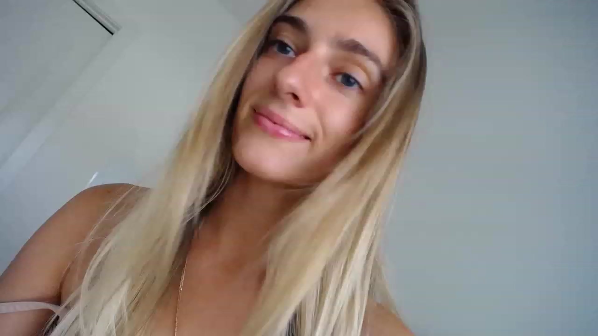 Gallery image thumbnail from Vodka_Queen's myfreecams stream on, 04/01/2023, 24:02 image 14 of 20