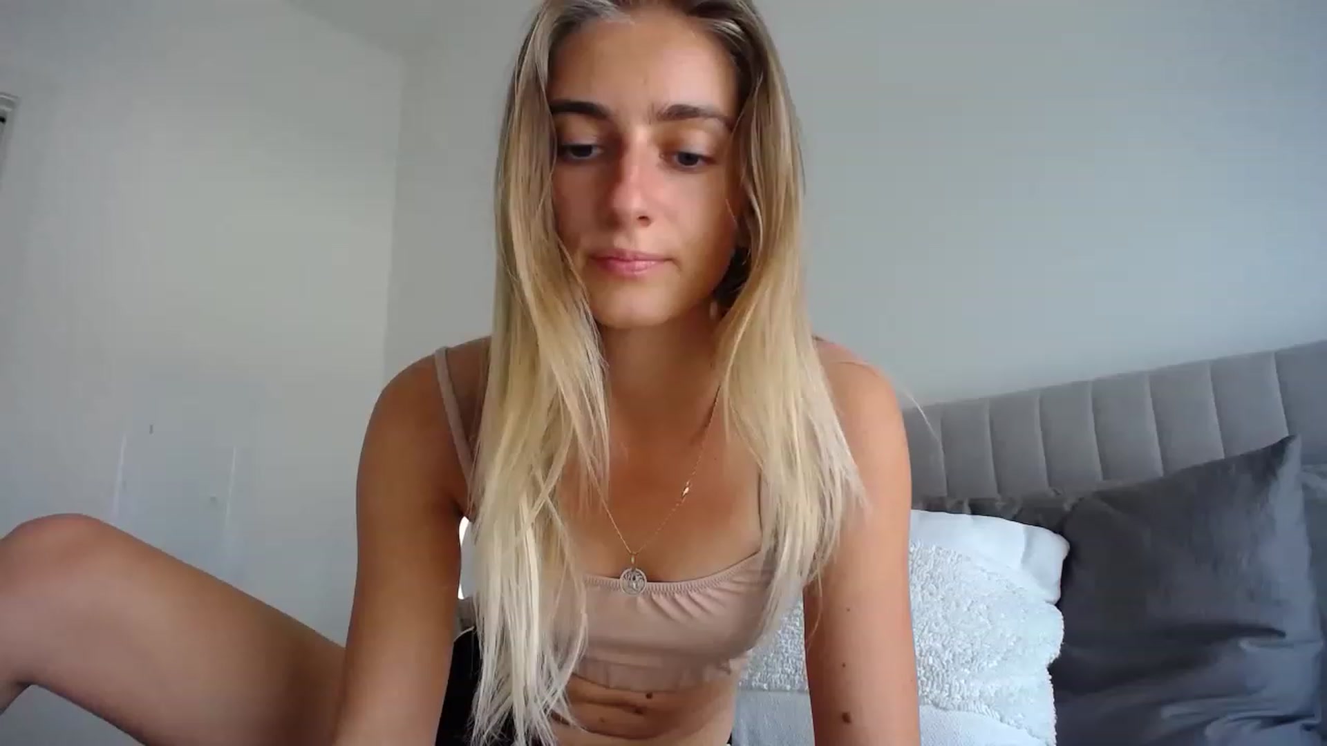 Gallery image thumbnail from Vodka_Queen's myfreecams stream on, 04/01/2023, 24:02 image 8 of 20